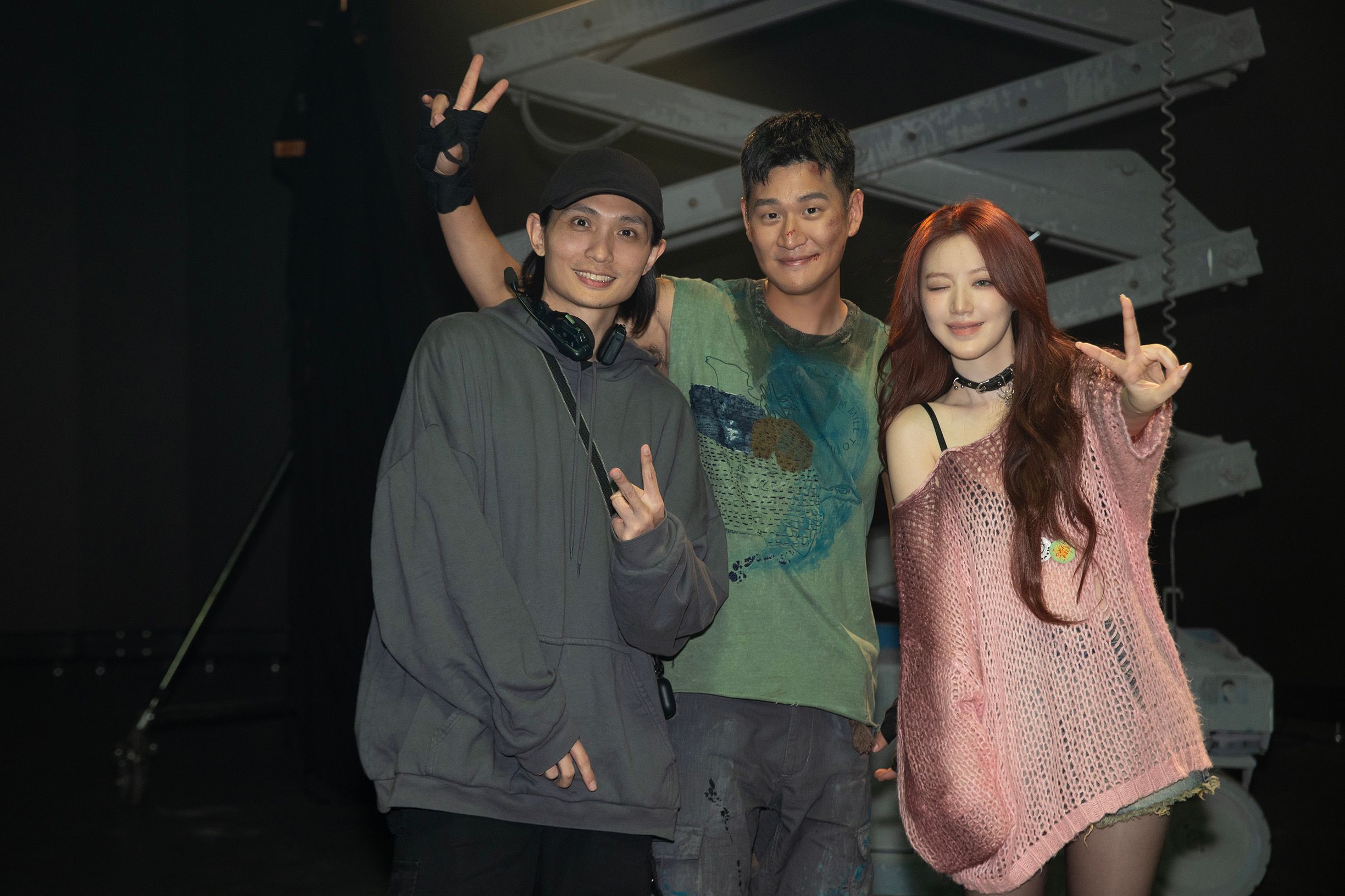 導演殷振豪（左起）為周興哲、舒華拍MV。（星空飛騰提供）