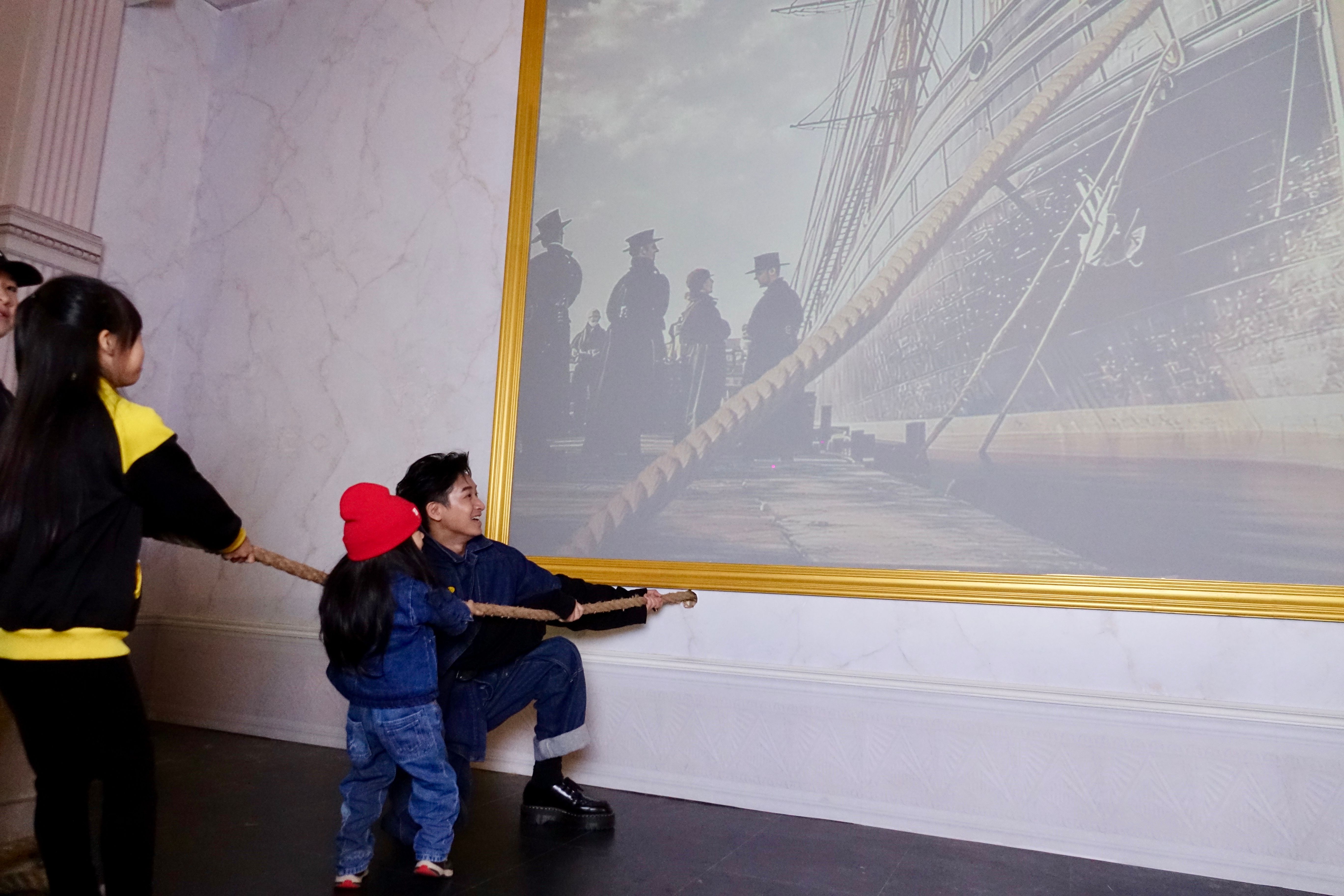 Darren邱凱偉（右）帶著兒子一起逛展覽。（陳德興攝）