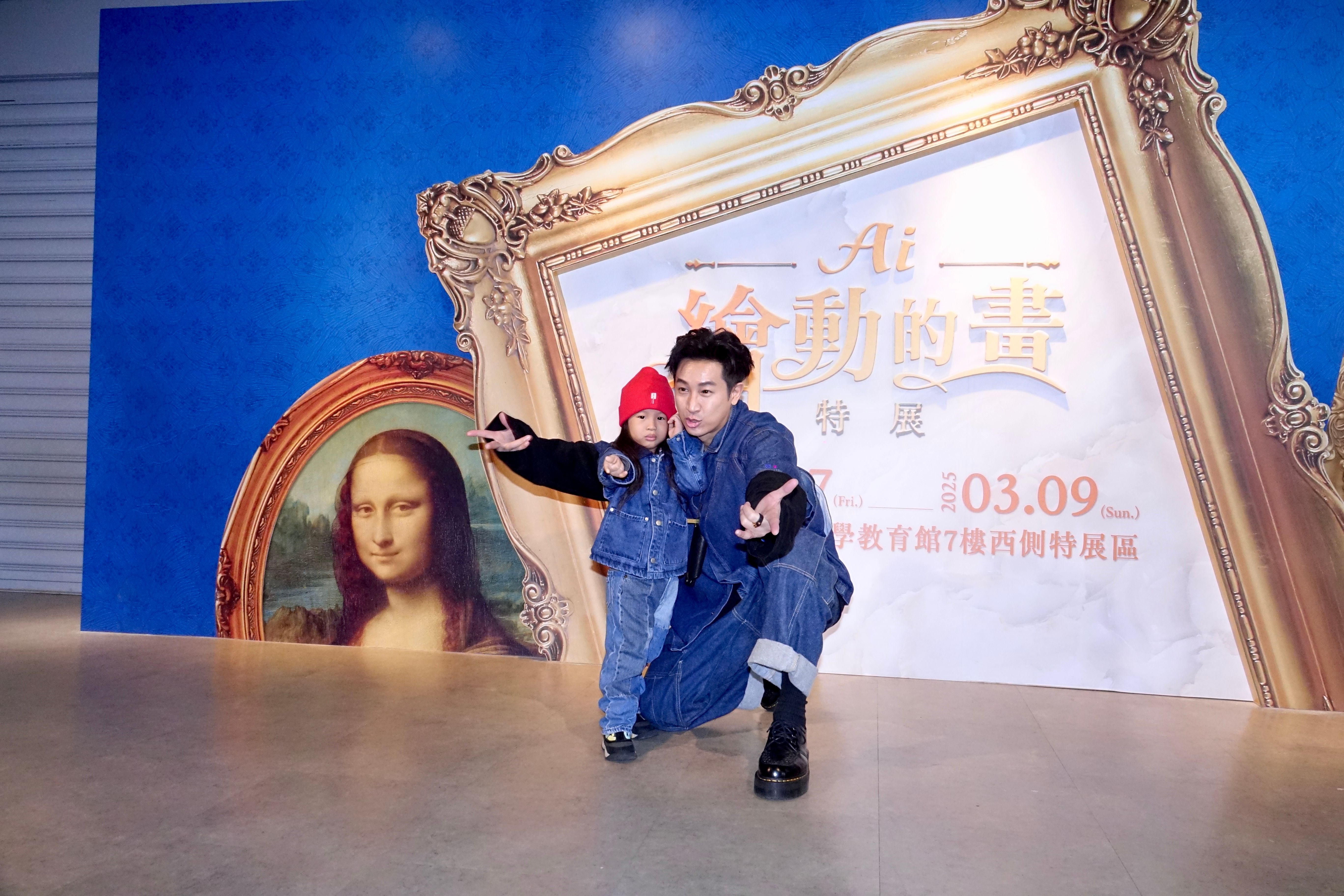 Darren邱凱偉（右）帶著兒子一起逛展覽。（陳德興攝）