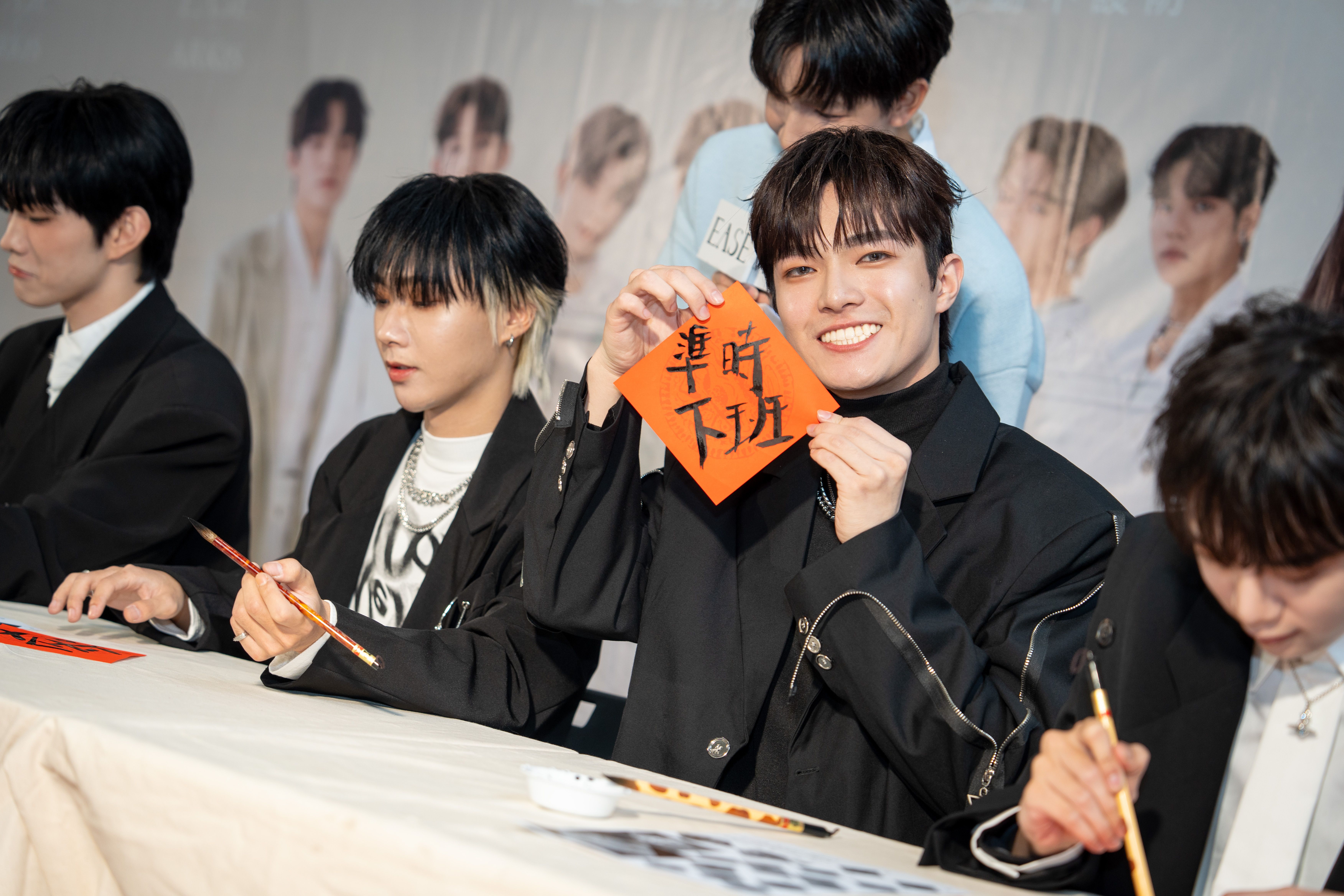 ARKis把握機會寵粉，幫歌迷圍圍巾。（Ease香氛提供）