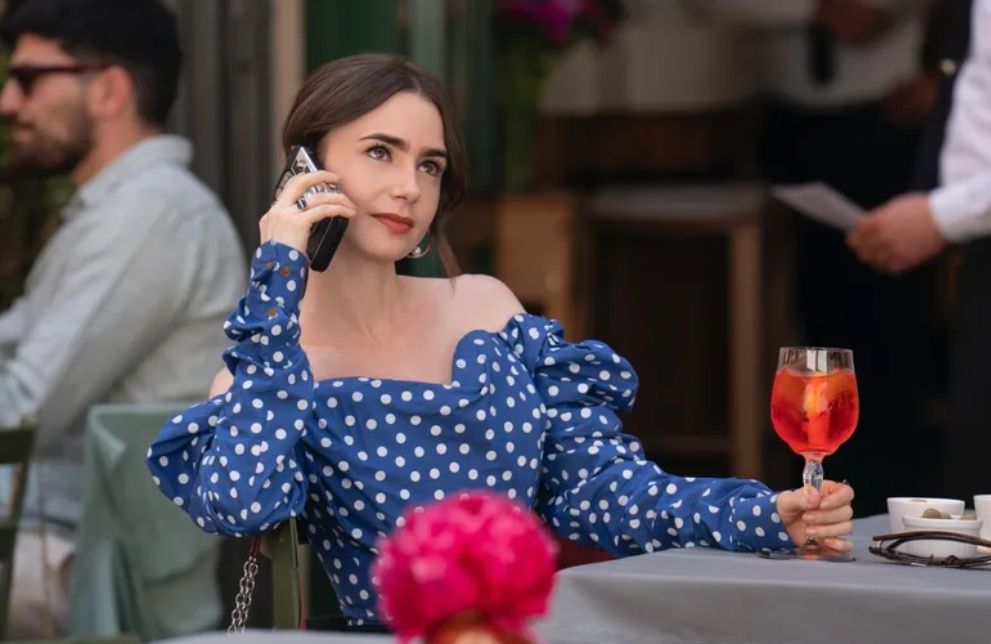 《艾蜜莉在巴黎》莉莉柯林斯當媽！　「淚謝代理孕母」曬女兒萌照