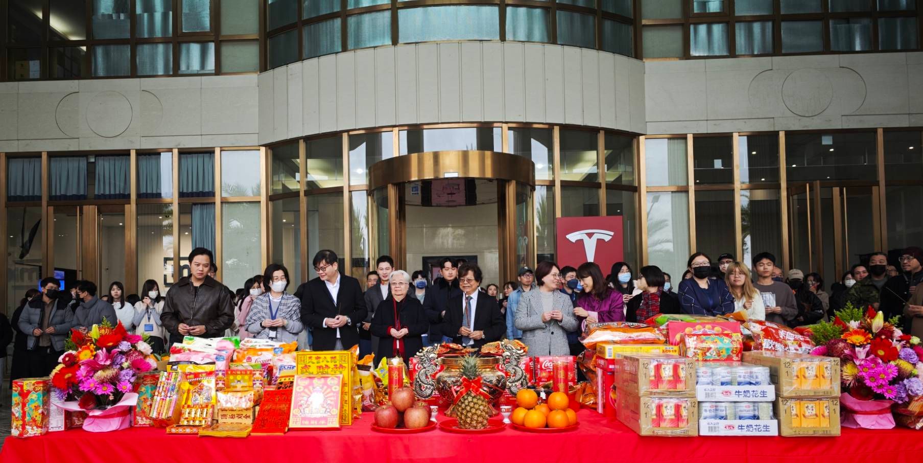 鏡電視在今日舉行開工團拜，鳴炮後香爐立刻旺到發爐。