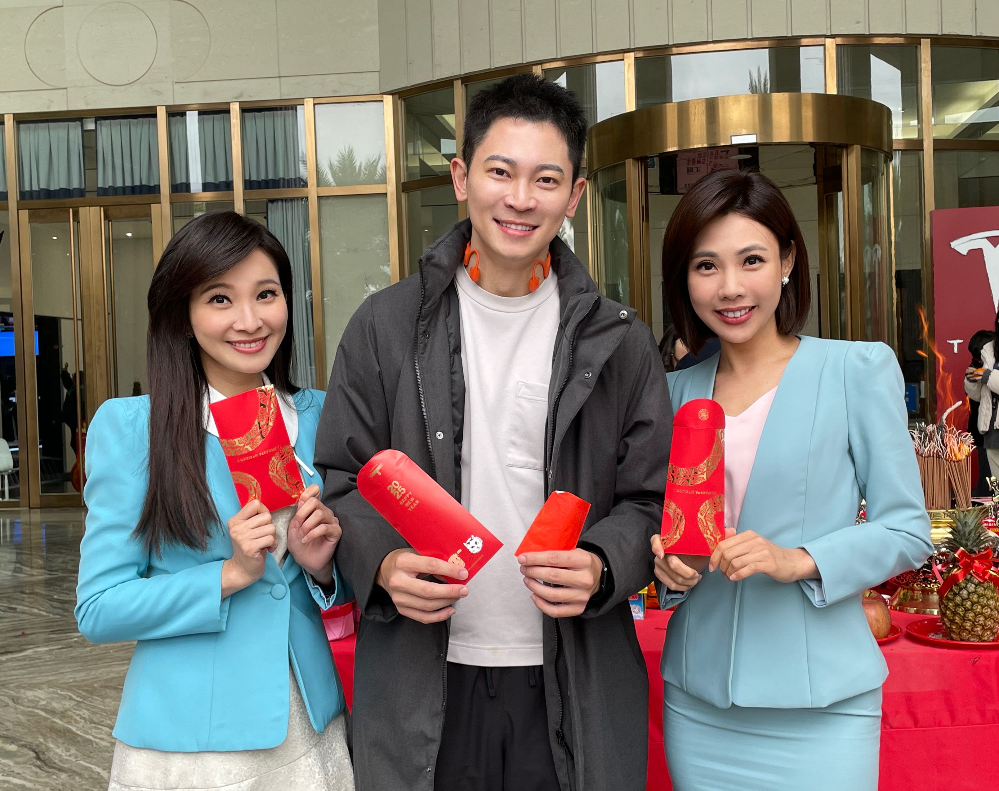 鏡電視開工團拜迎吉兆　香爐發爐旺到爆　主播們撿炮屑添好運