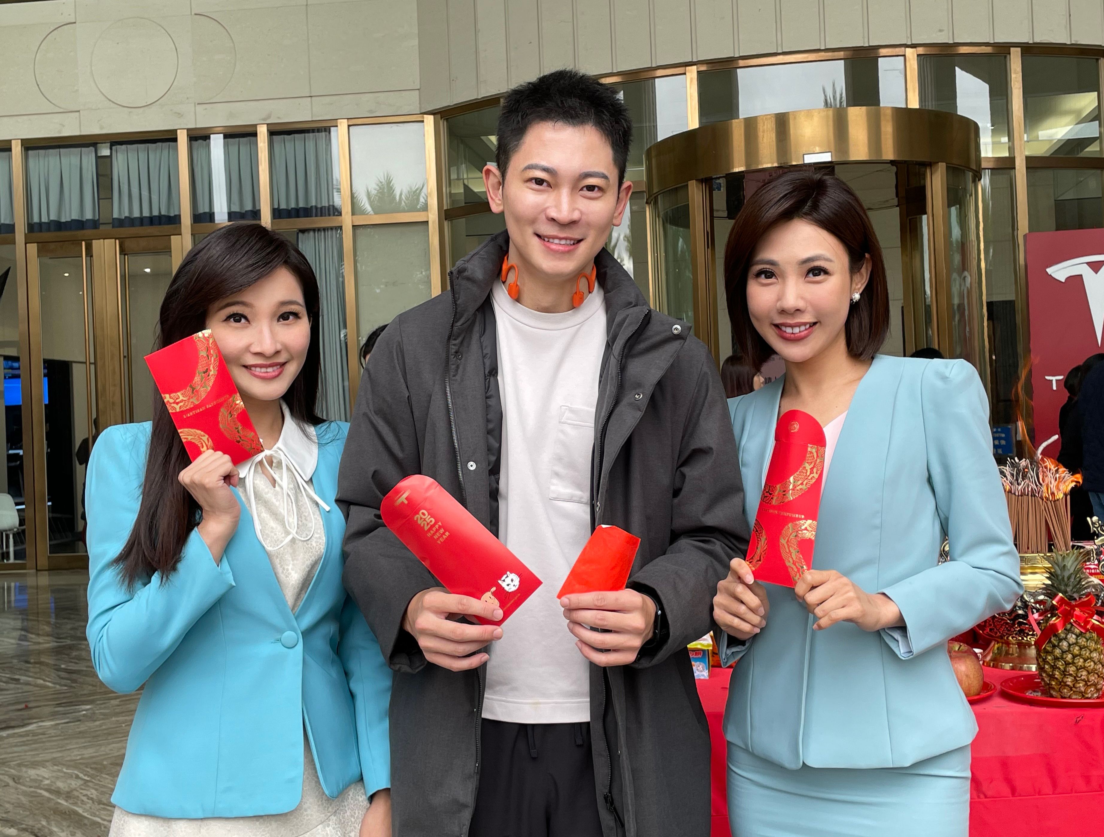 鏡新聞主播(右起)潘照文、王顯瑜、周瑜茹開工立下新目標。