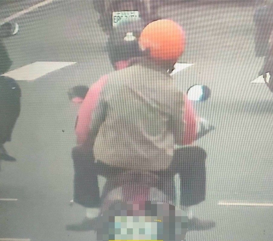 趙姓婦人載著凶嫌張姓老翁到前鎮區，留下最後身影。（民眾提供）