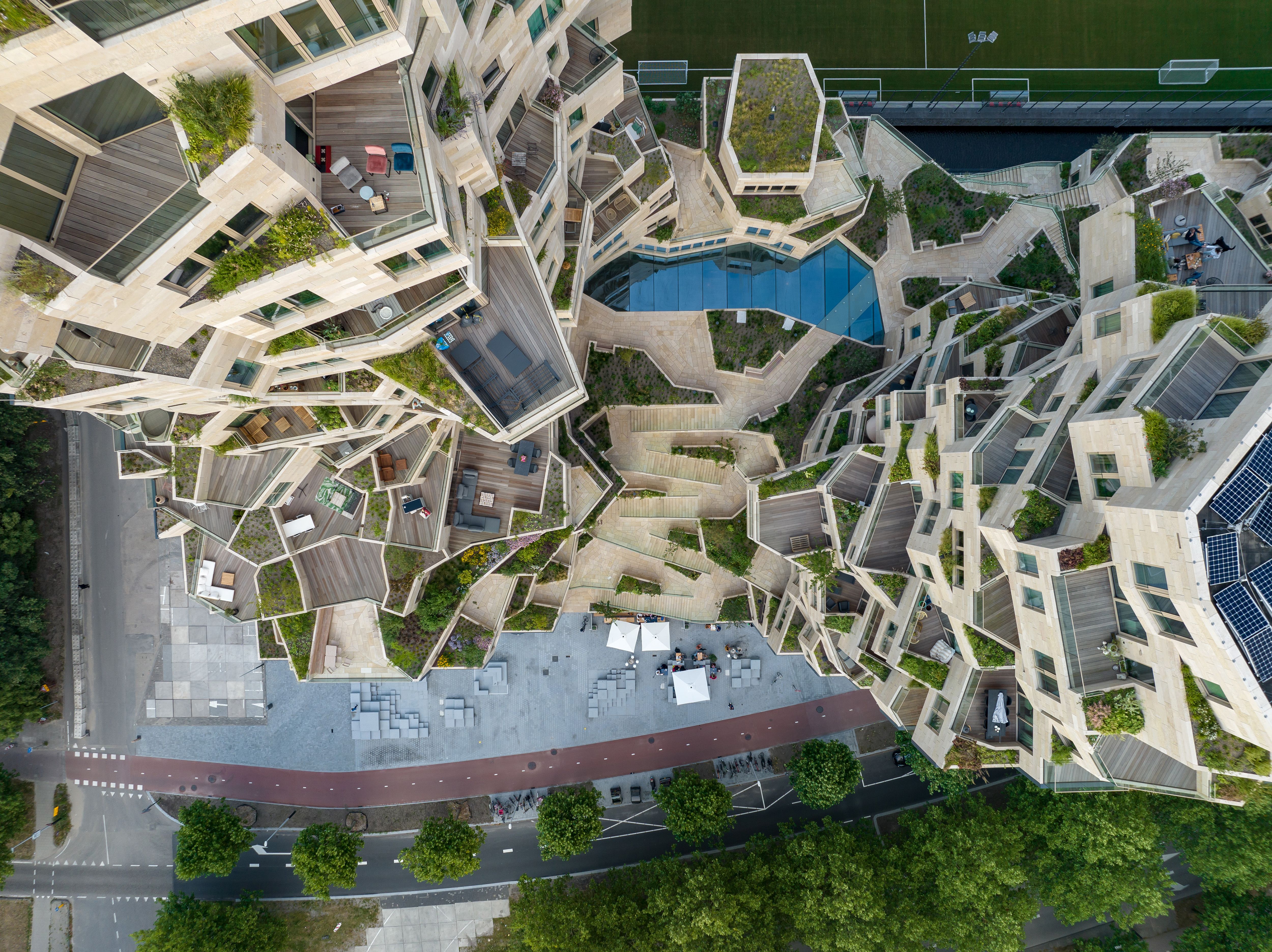 位在阿姆斯特丹Zuidas社區的「山谷」，榮獲七項世界建築大獎，2021年被評為全球最佳新摩天大樓。（樂寶集團提供）