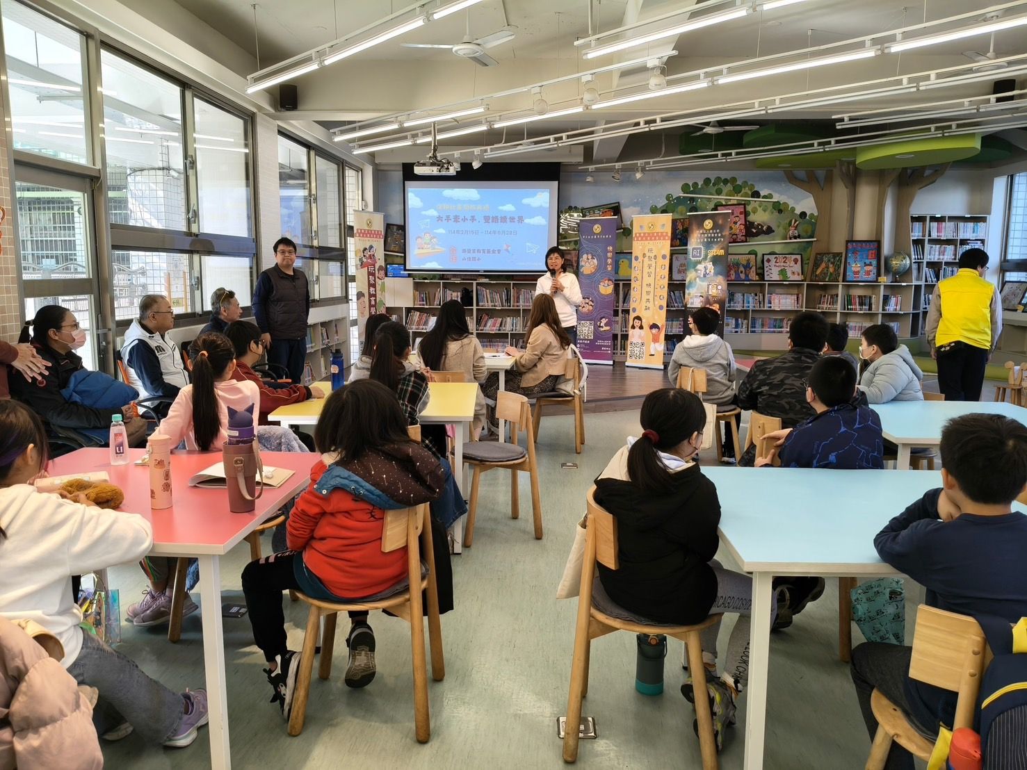 民間版深耕計畫以大手牽小手，涵蓋多元學習內容，除了雙語，也推動兒童音樂劇教育。