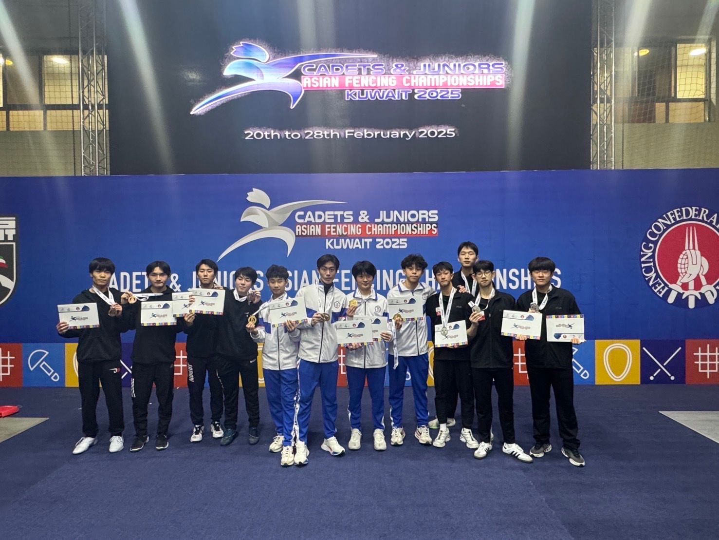 台灣小將在2025年亞洲青少年擊劍錦標賽奪下金牌，完成二連霸紀錄。（教練丁泓剴提供）