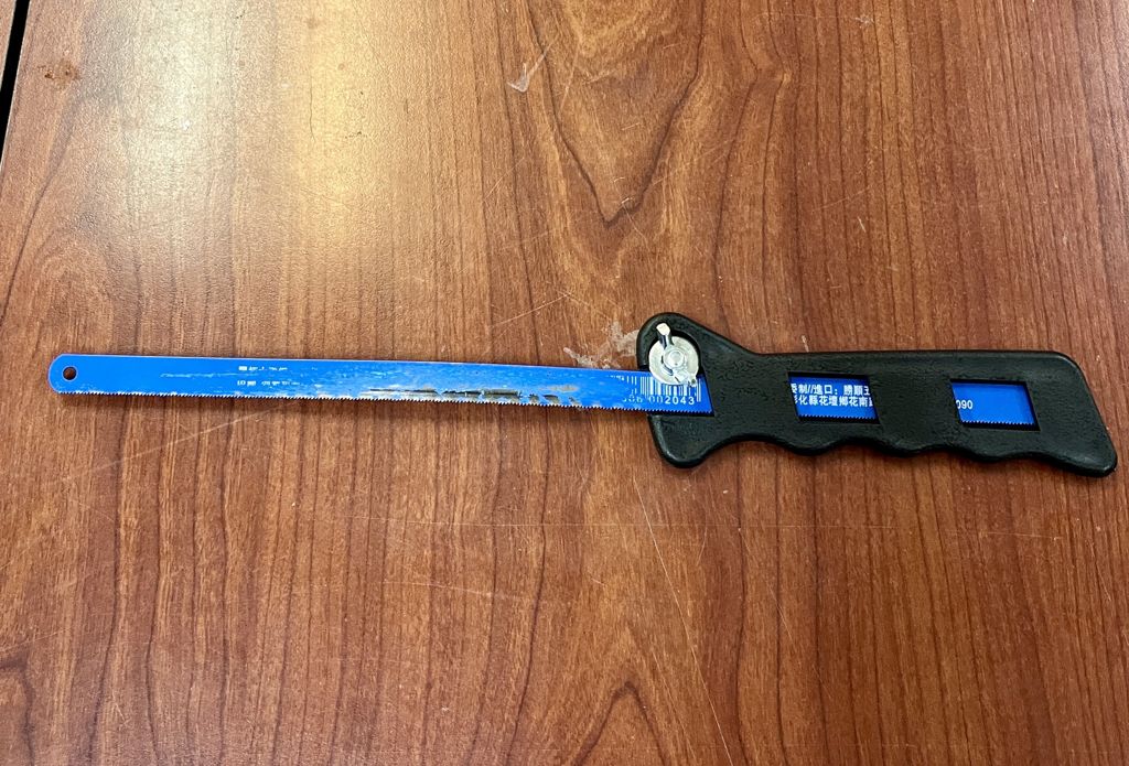 男子攜帶的30公分手鋸。（翻攝畫面）