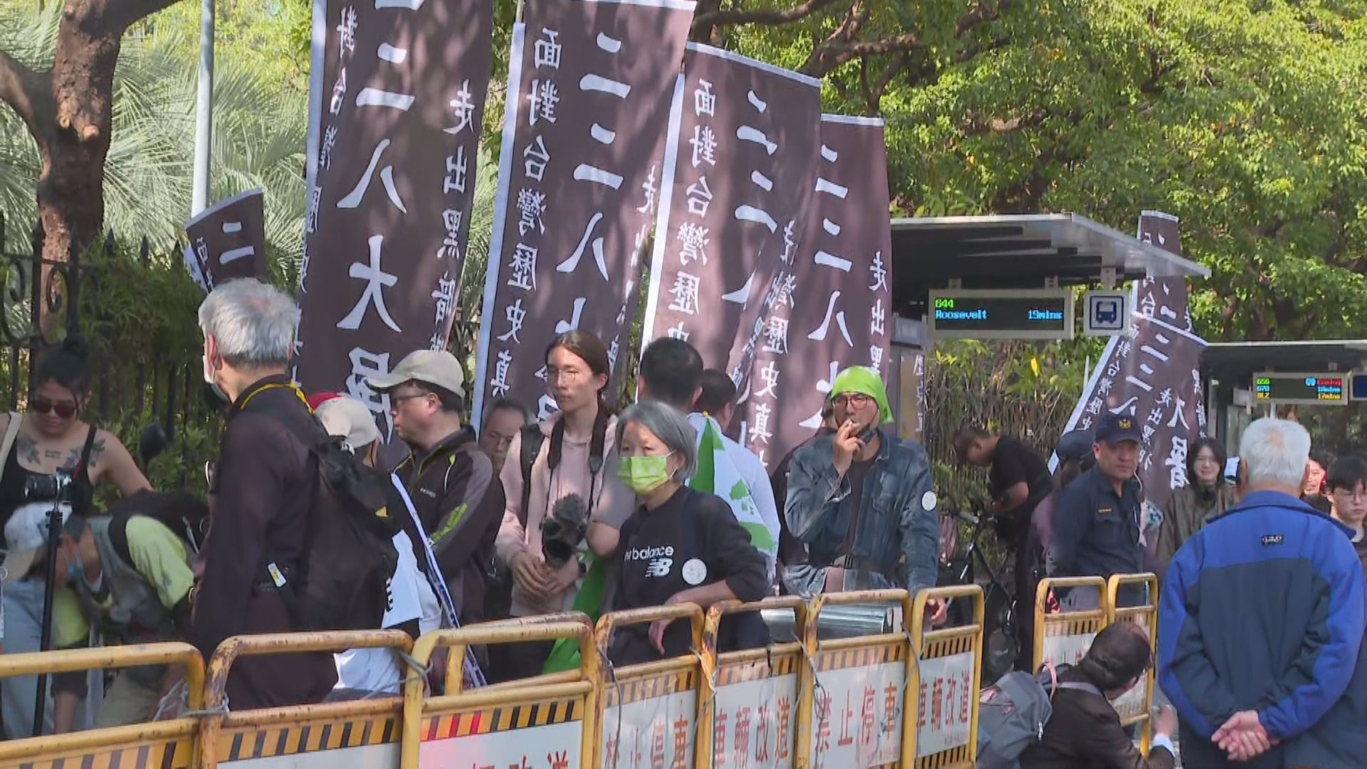 228事件紀念追思現場出現抗議民眾。（鏡新聞）