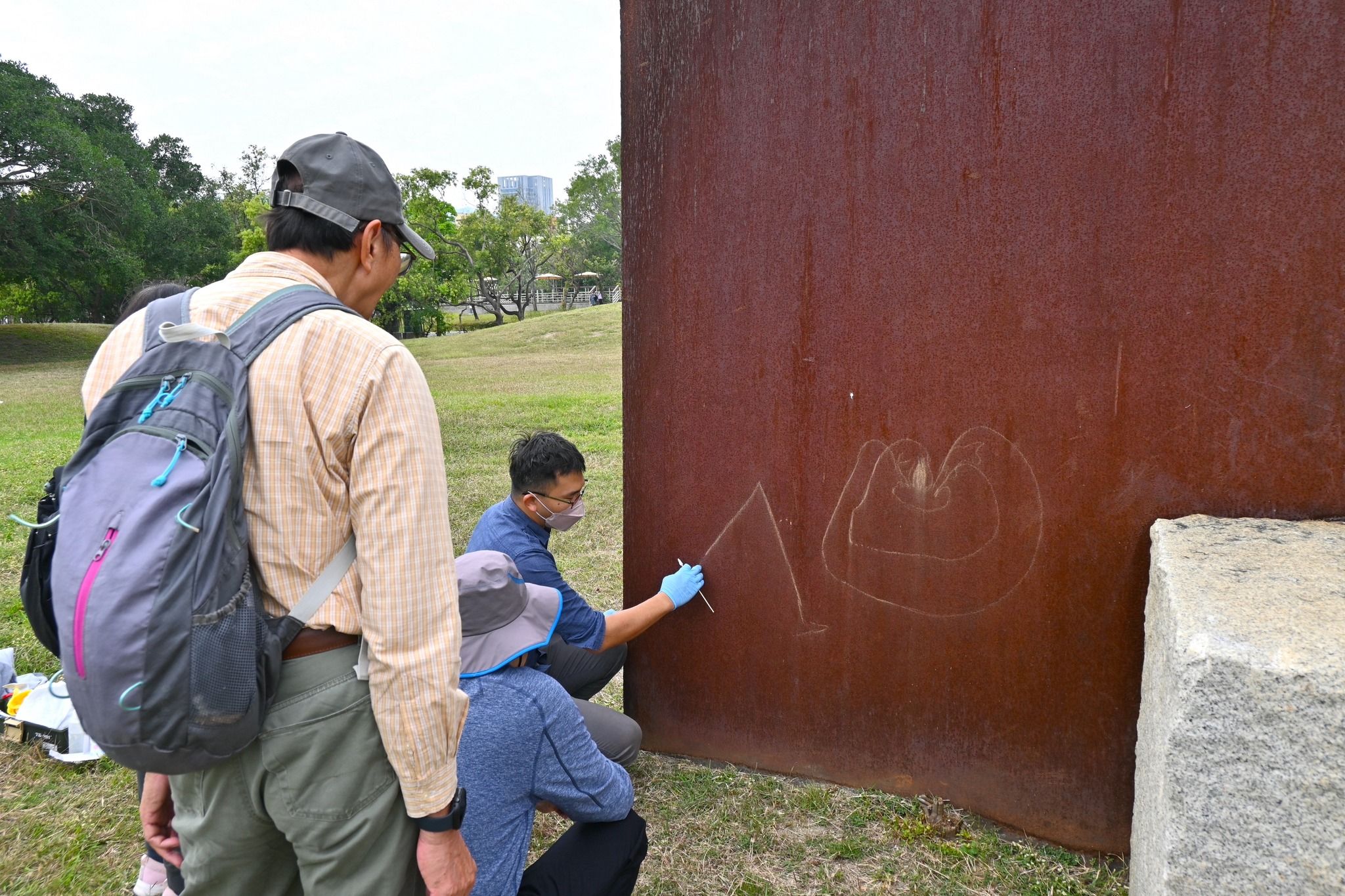 修復師到場修復，仍無法完全去除痕跡。（翻攝自高美館臉書）
