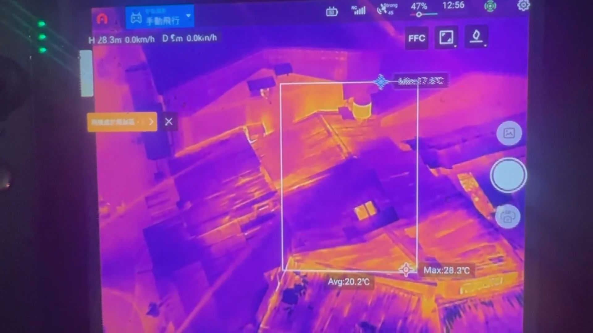 警消透過熱顯像儀掌握火場情況。