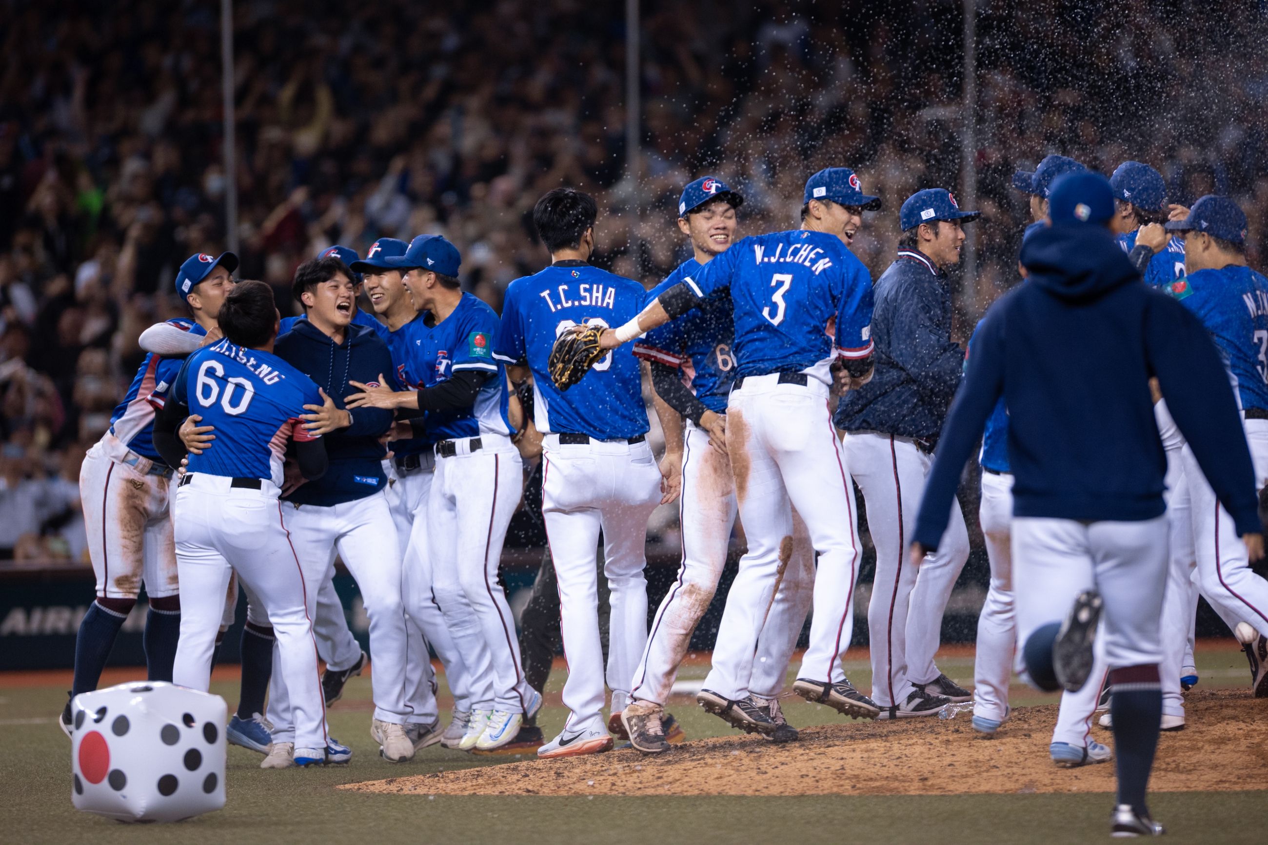 經典賽「地獄賽程」連打4天＋晚接午　官方海報又不見台灣隊