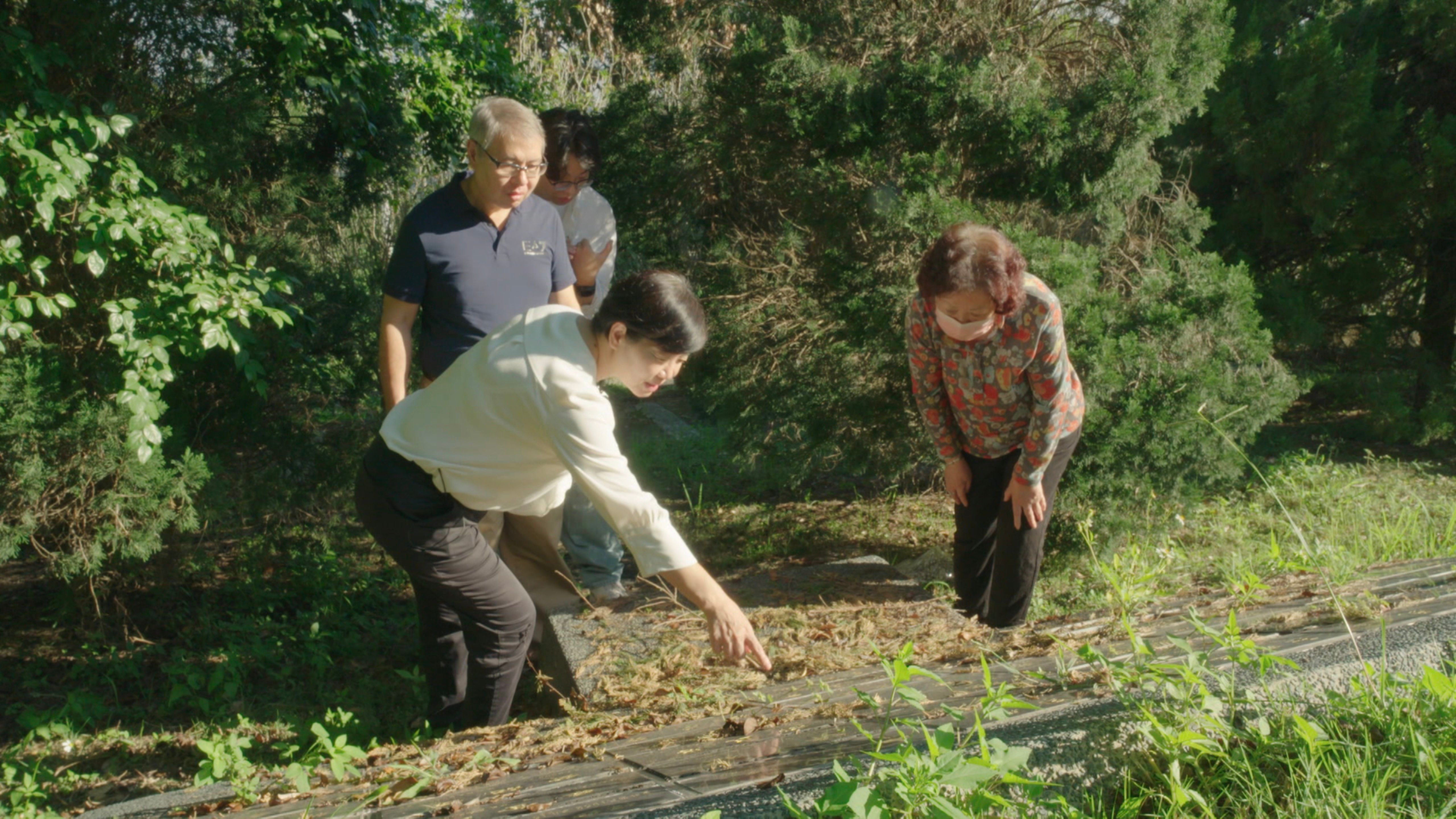 郭慧娟(左前白衣)家中對於死亡話題，不只百無禁忌，更可以是聊天的內容。
