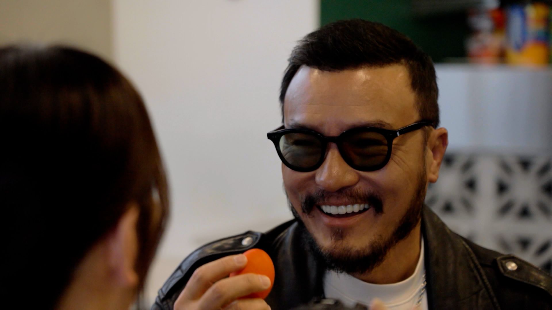 李銘忠與主持人劉品言互相把紅雞蛋往對方額頭敲下去，現場歡笑聲不斷。