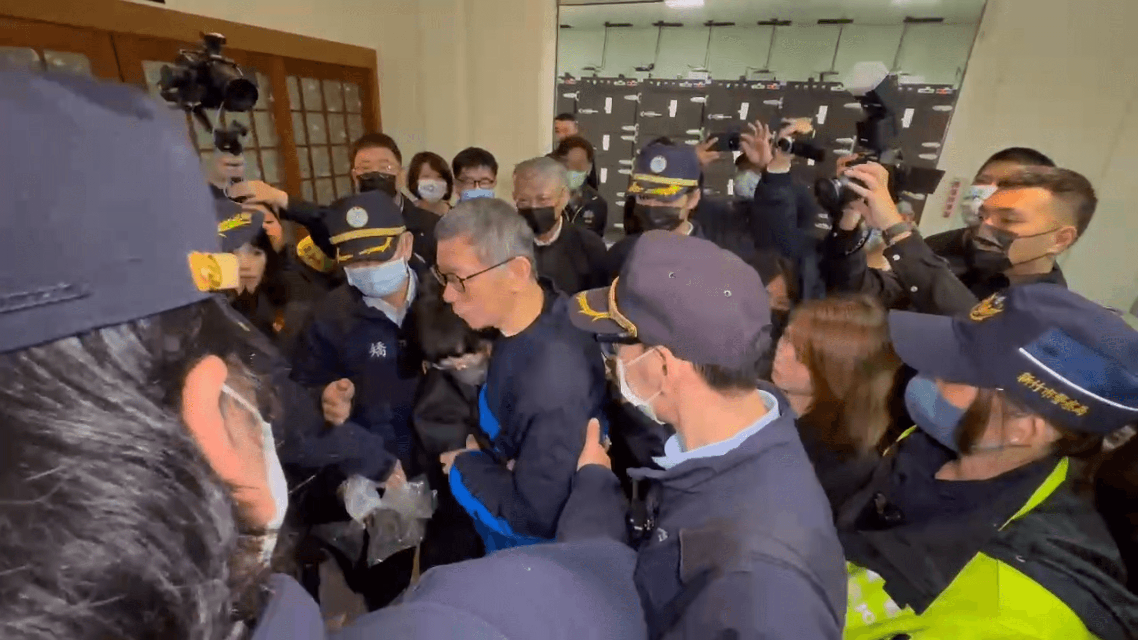 柯文哲家祭淚謝父親養育之恩　陳佩琪緊抱不鬆手喊：司法迫害人權