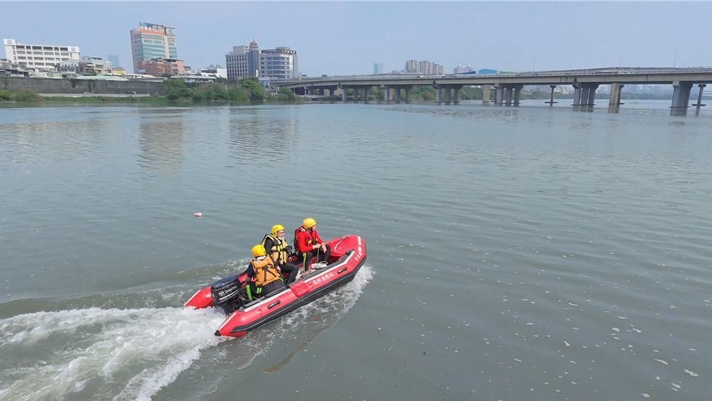 新北橋下搜尋男浮屍　意外撈起碧潭落水女「失蹤7天漂40公里」
