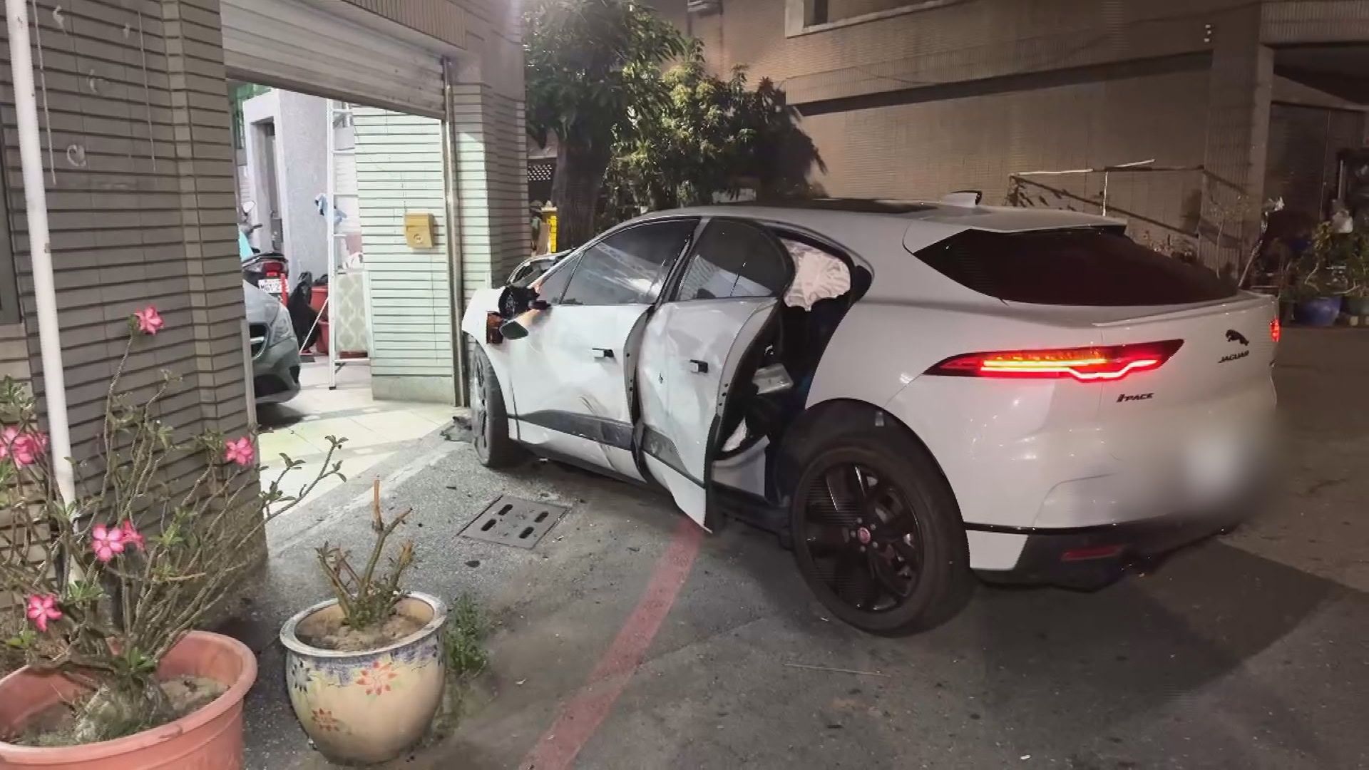 高雄深夜嚴重車禍！350萬電動車被撞　直衝民宅