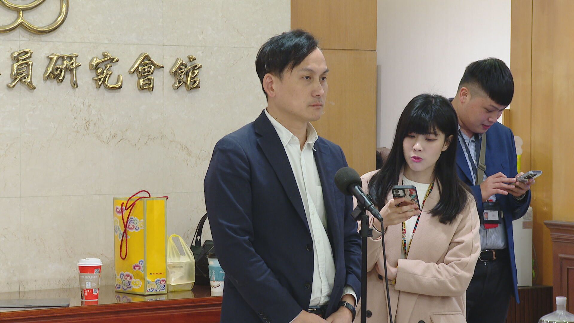 葉元之二階段罷免開跑10天收1萬連署書　立院辦公室被勞檢