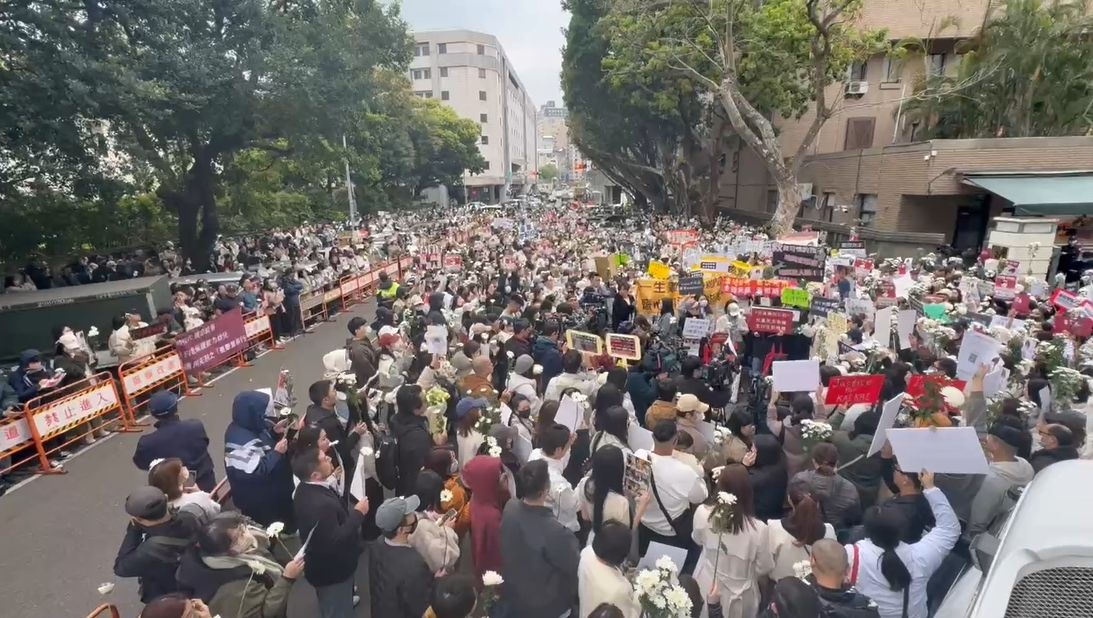 大批人潮在西門町集合，準備為剴剴案請命。（鏡新聞）