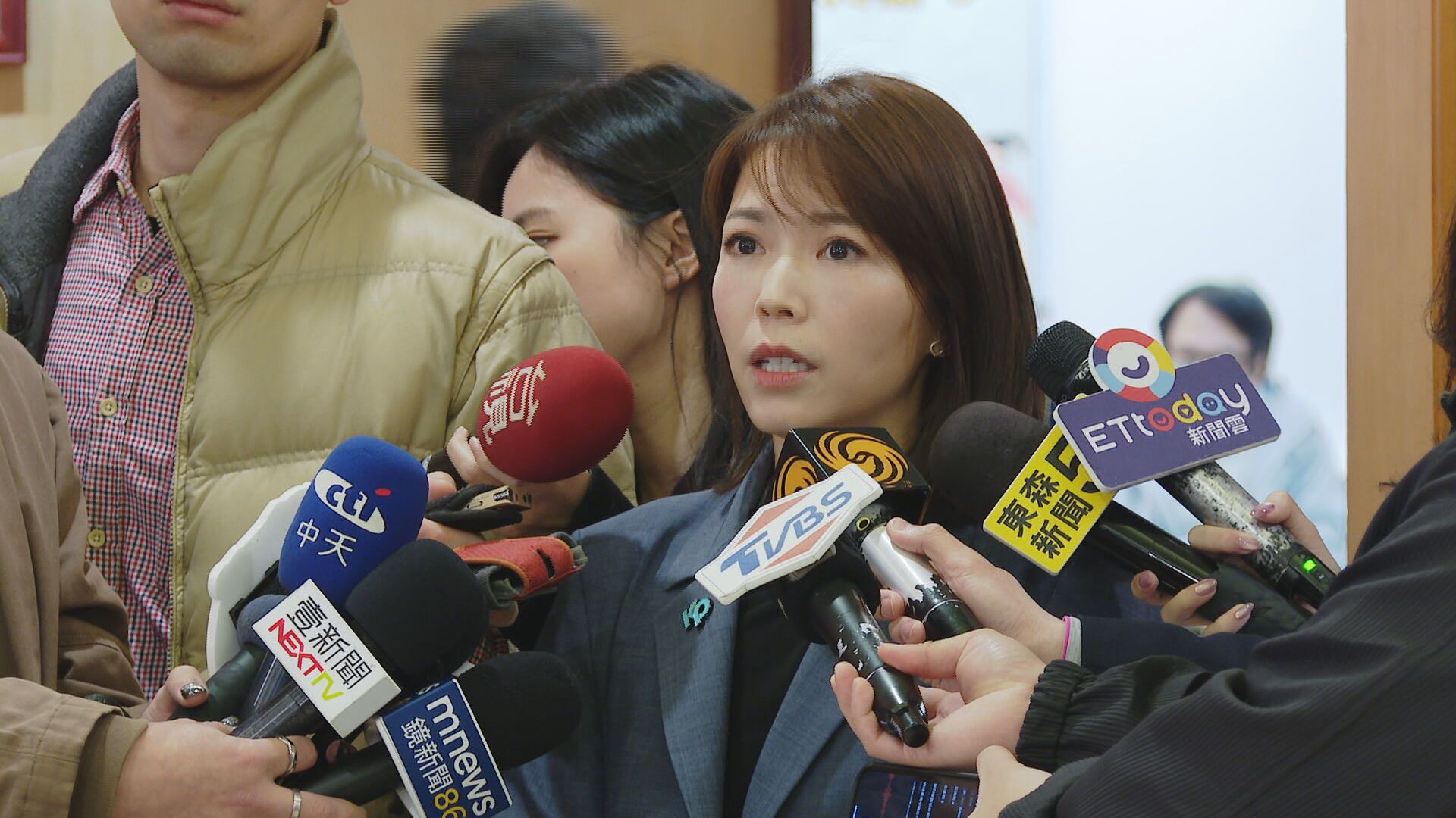 柯文哲臉書列北檢延押理由　陳智菡爆粗口撂「關粉專換放人」賭約