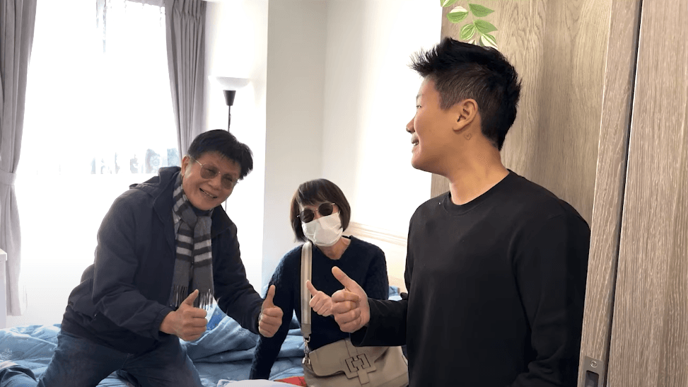 薔薔父母昔雙出軌生下姊妹　2人相隔20年意外重逢尬合照