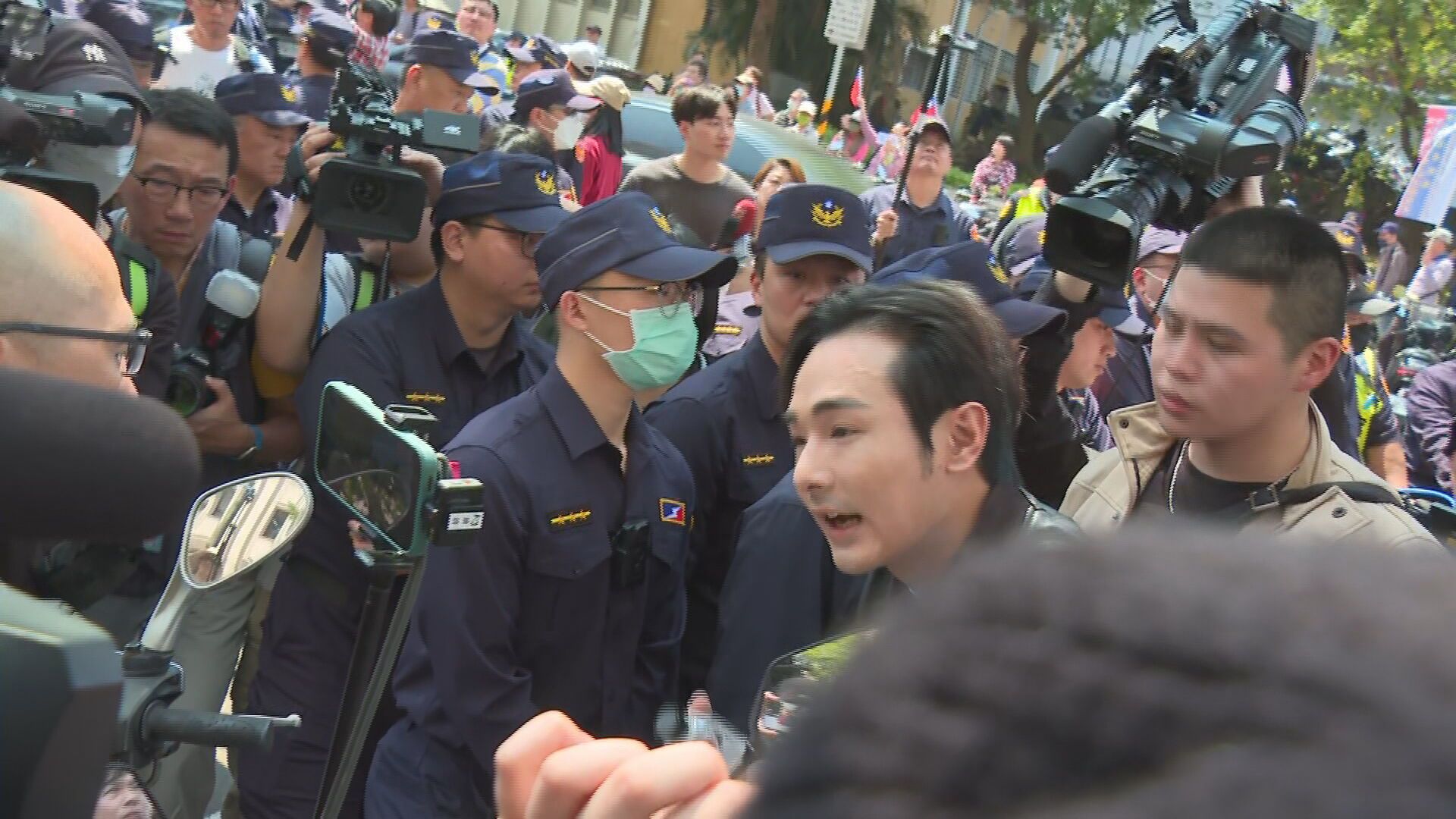 亞亞陳情記者會喊公開對話　「八炯、閩南狼衝現場」被警攔