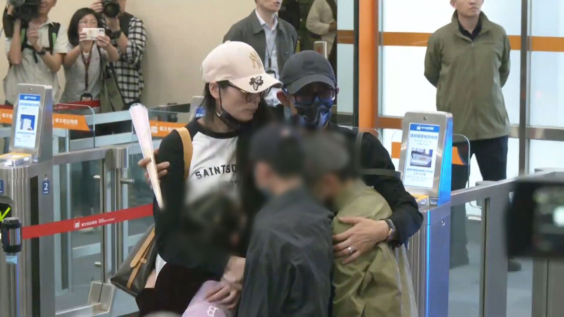 亞亞返抵中國「網友接機直播遭禁」　八炯酸：這才是言論自由