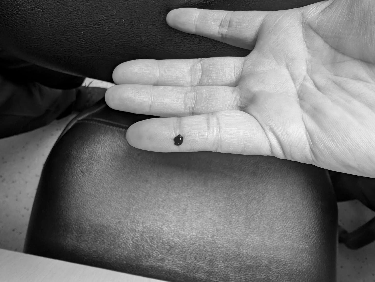 檢疫人員遭針頭刺傷「請假被刁難」　黃瓊慧：國家這樣對待第一線？