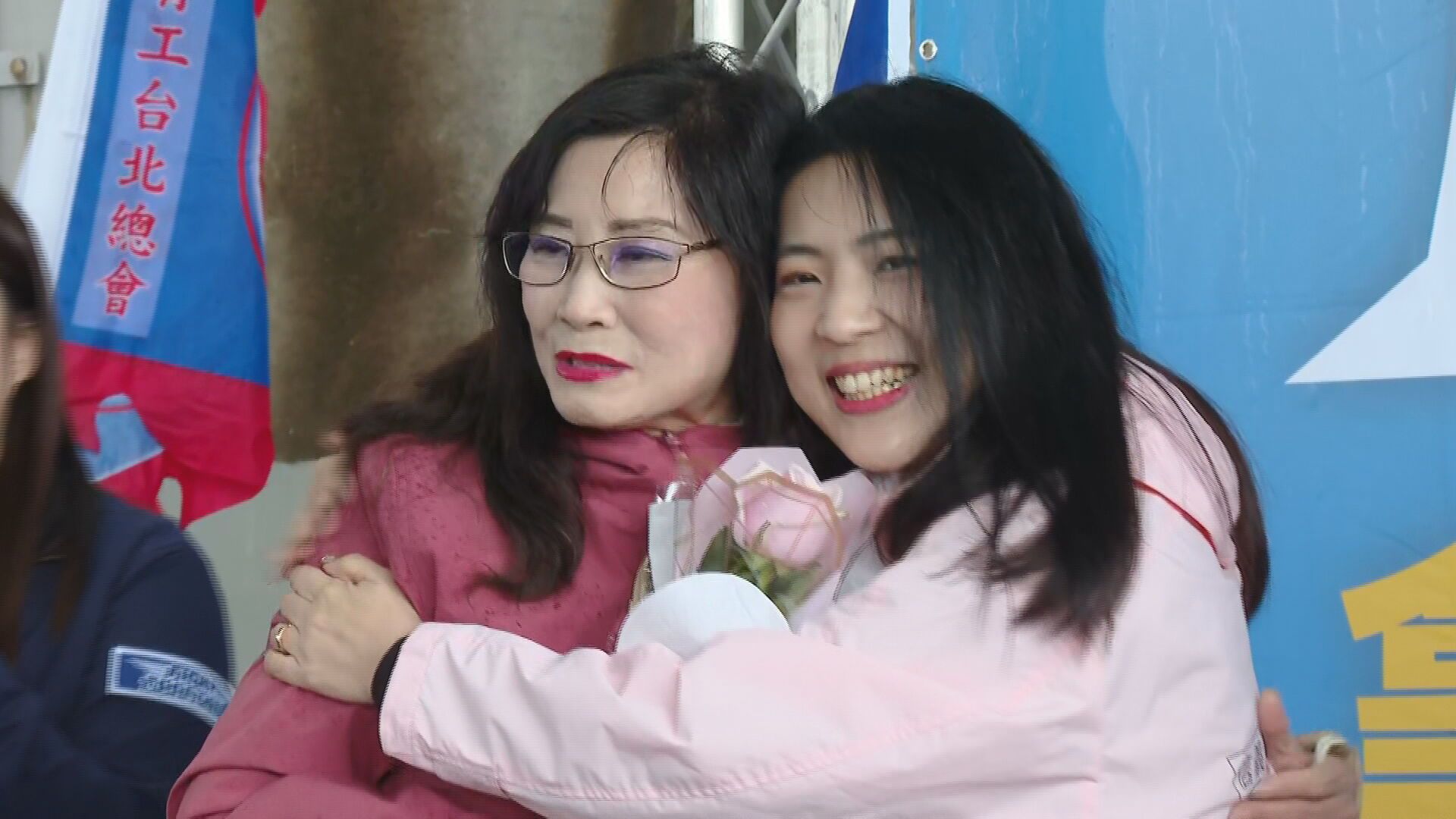 徐巧芯挨酸「走火入魔」　同台秦慧珠獻花燦笑大和解