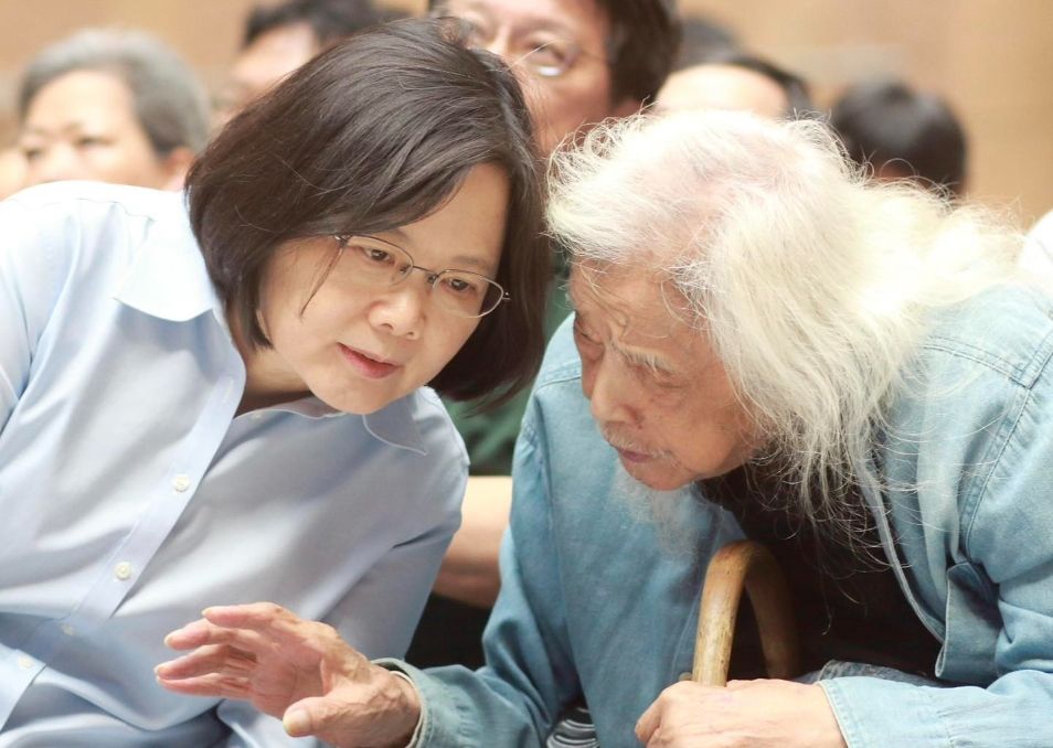 清明前夕到墓前獻花　蔡英文緬懷史明：一起做勇敢的台灣人