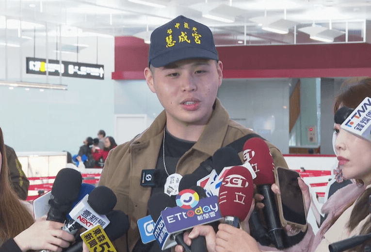 閩南狼為了恩綺買機票入關　她疑變裝只目送到背影