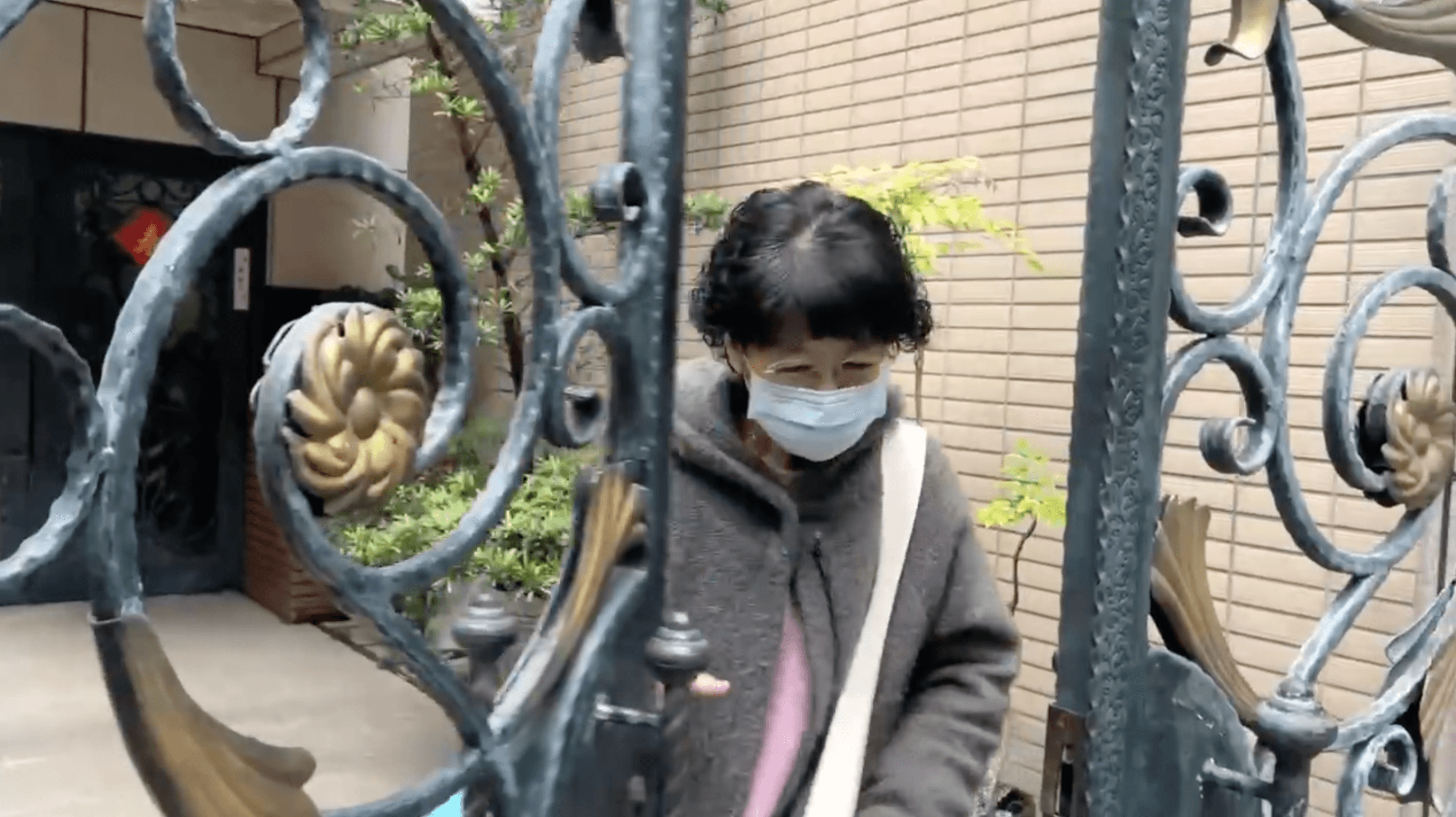 陳佩琪一早出門前往台北醫院，在手術室外守候柯文哲。