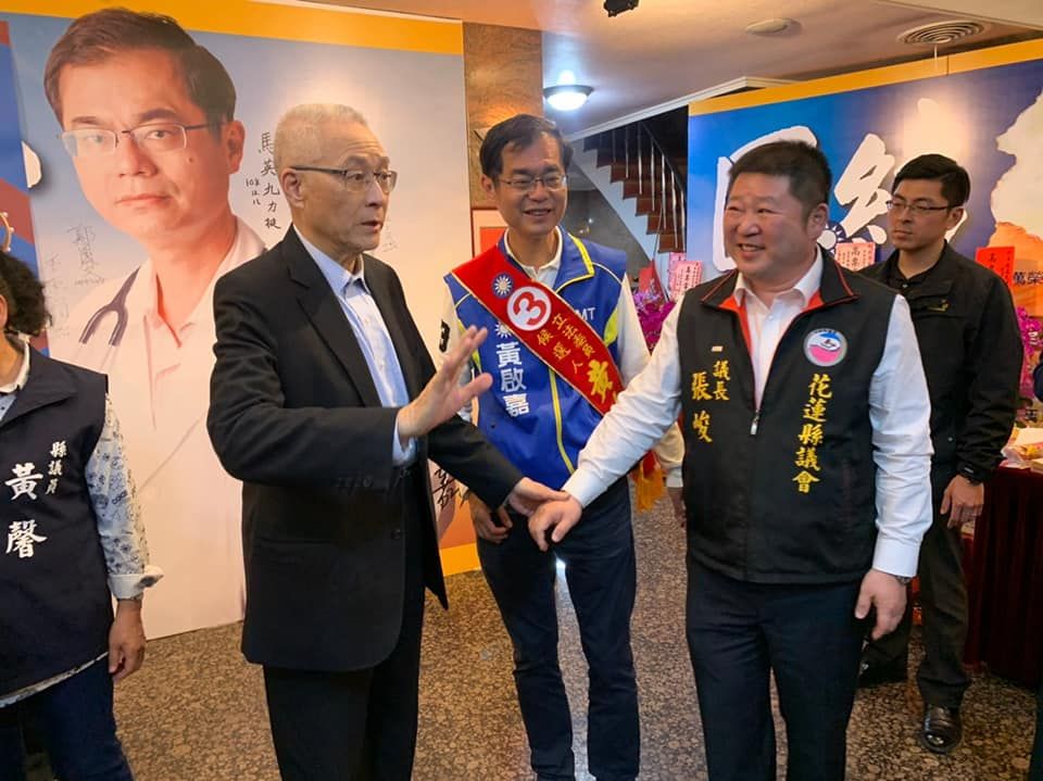 2020年，國民黨提名黃啟嘉醫師（中）參與補選，傅崐萁執意以無黨籍身分參選。（翻攝自張峻臉書）