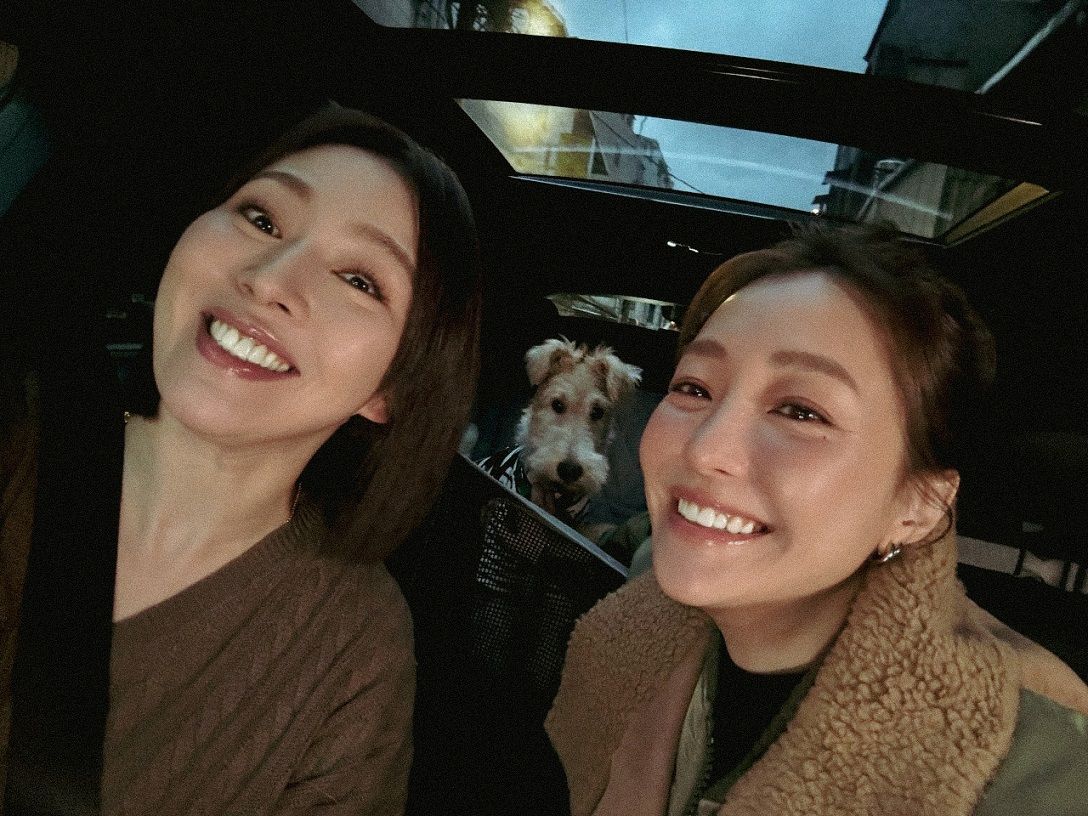 謝欣穎(右)說要開始對自己好一點。左為節目主持人劉品言。