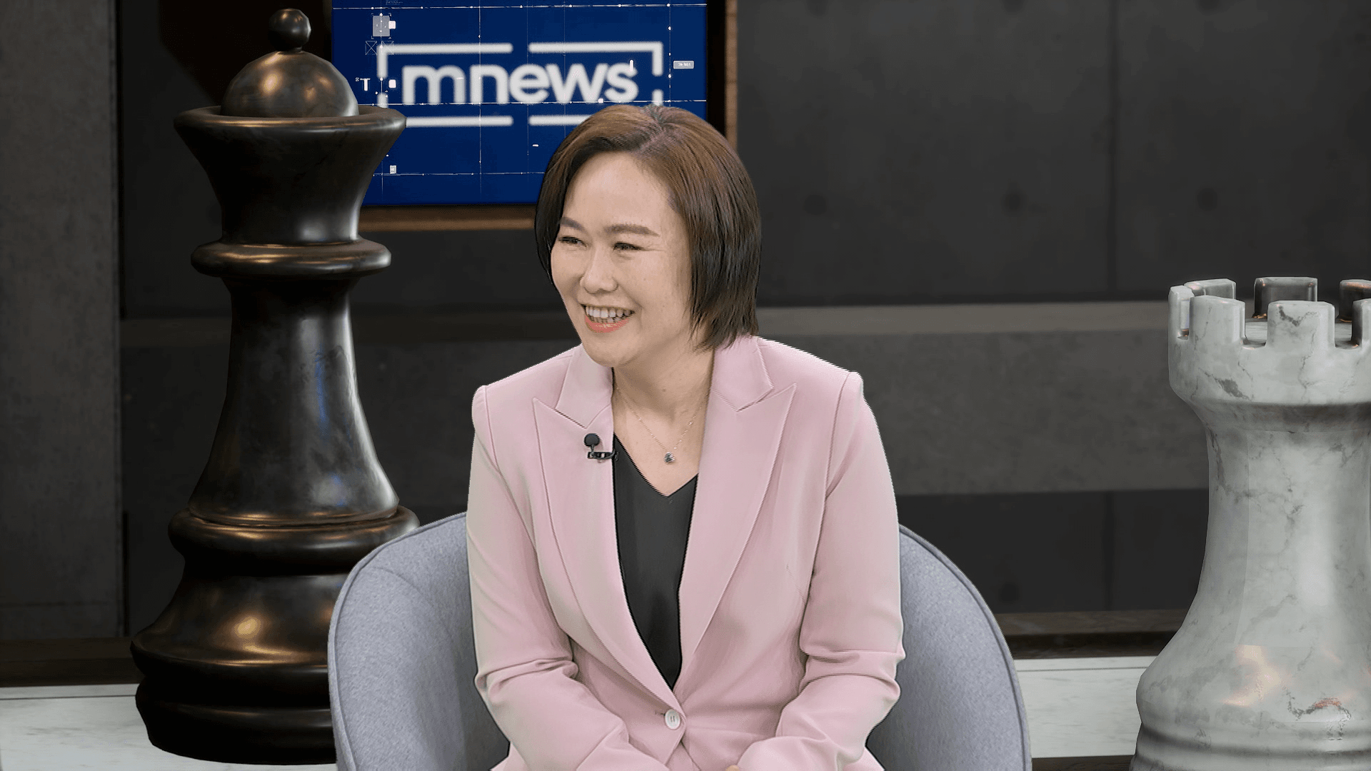 《大咖鏡來講》由資深媒體人平秀琳主持。