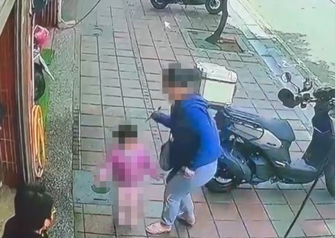 桃園3歲女童當街被刺傷！　婦人買飲料起衝突持刀襲擊店員