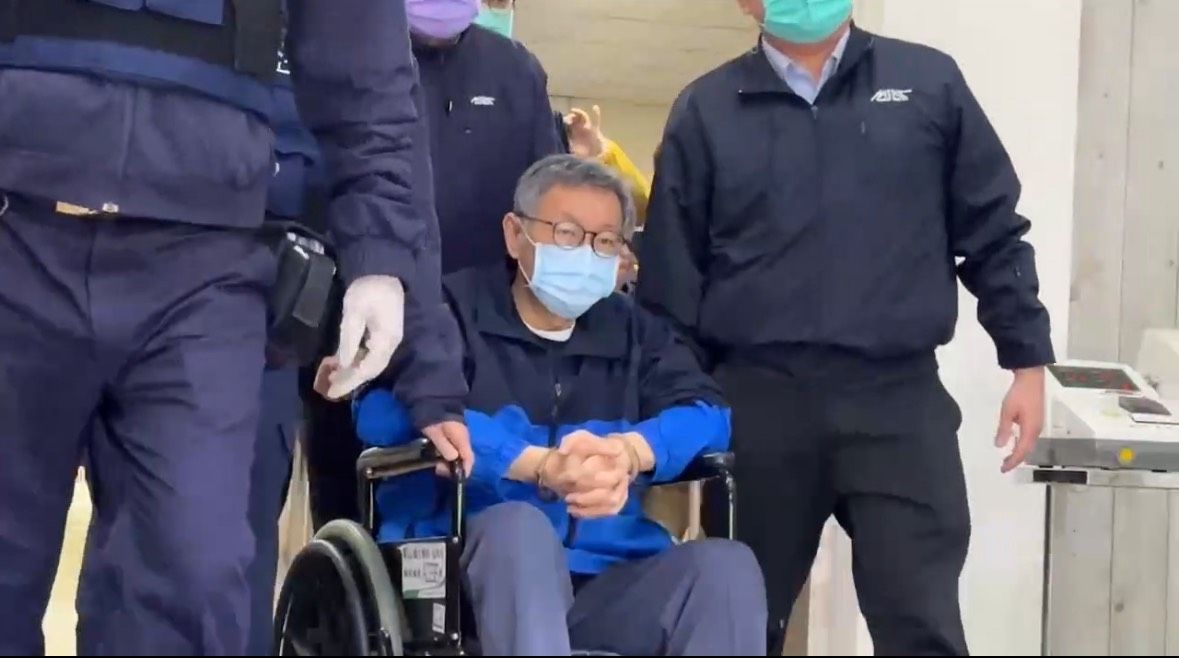 柯文哲坐輪椅出院了！　院方曝術後恢復良好：需配合回診監測