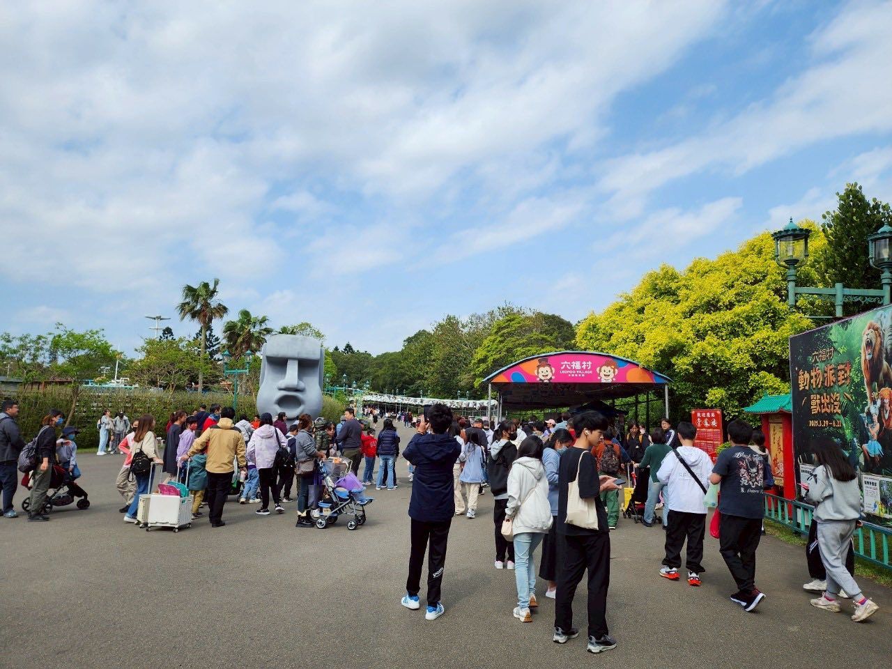 上百青少年擠不上公車「滯留漆黑郊區」　六福村致歉：加派接駁車