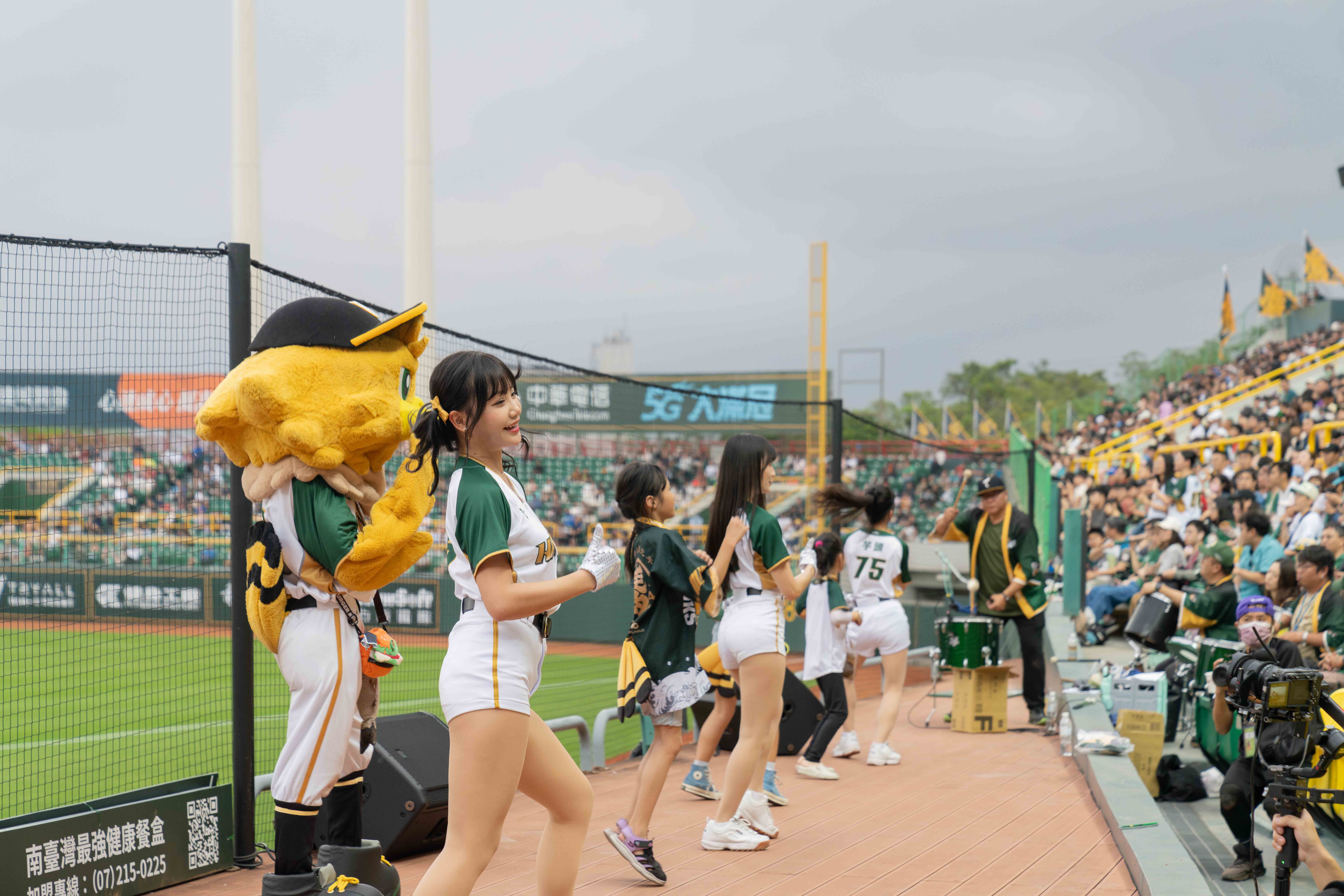 Wing Stars全員出動應援再「加大」　首演年度主題曲引爆開幕戰