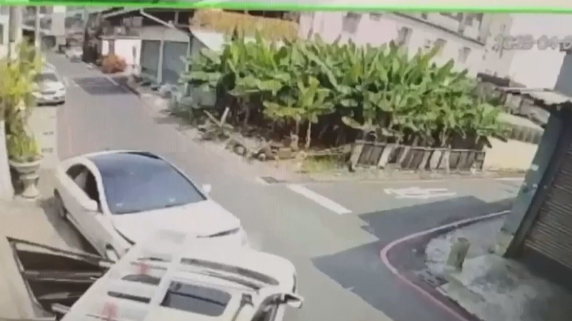 恐怖情人？分手後撞前女友車　被撞駕駛持刀揮舞