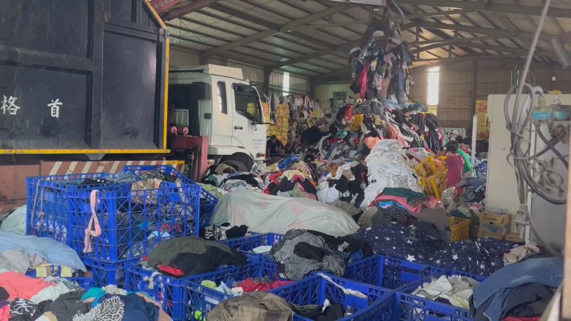 2層樓高二手衣倒塌　女員工遭重壓送醫不治