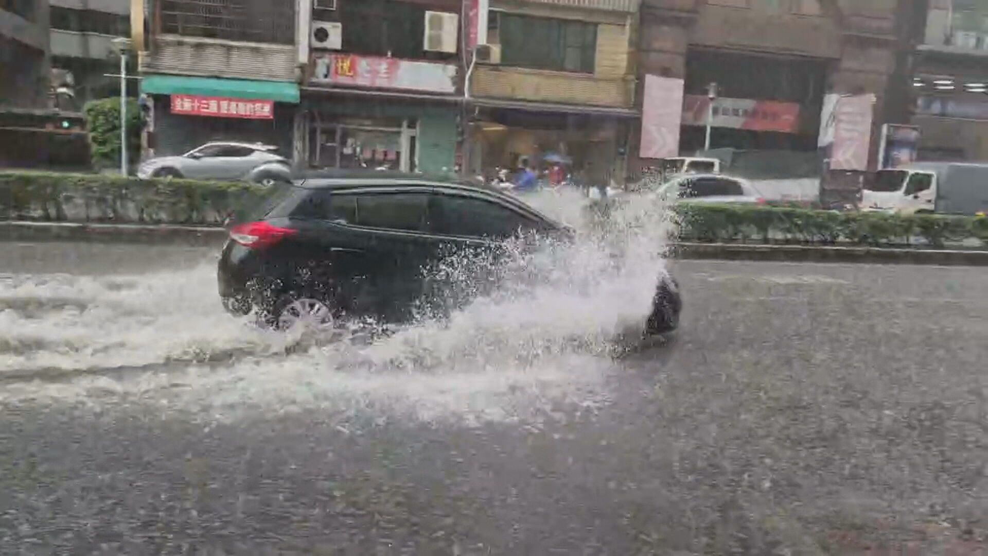 雨炸北台灣！桃園下水道工人遭沖走失蹤　北捷車廂變「水簾洞」
