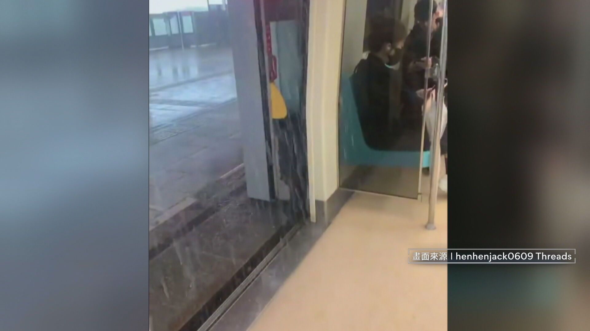 台北上午豪大雨，導致捷運車廂進水、積水。（翻攝threads）
