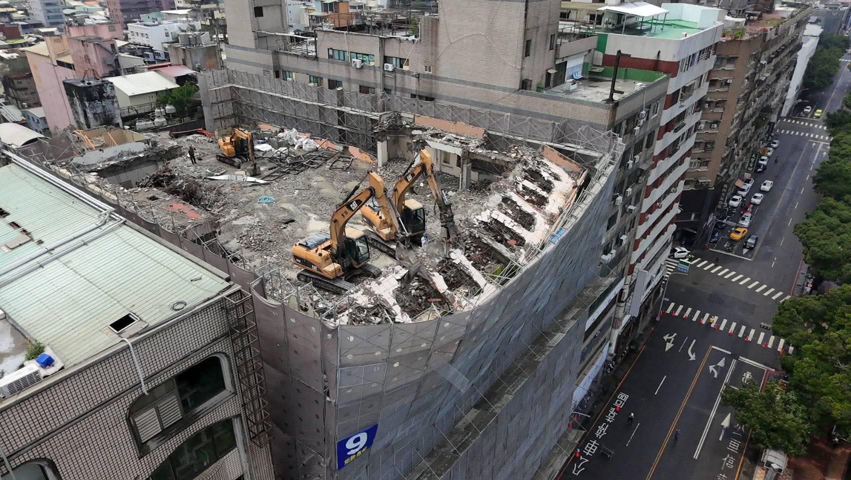 台中舊大樓拆除鷹架傾斜「歪向馬路」　緊急封路處理