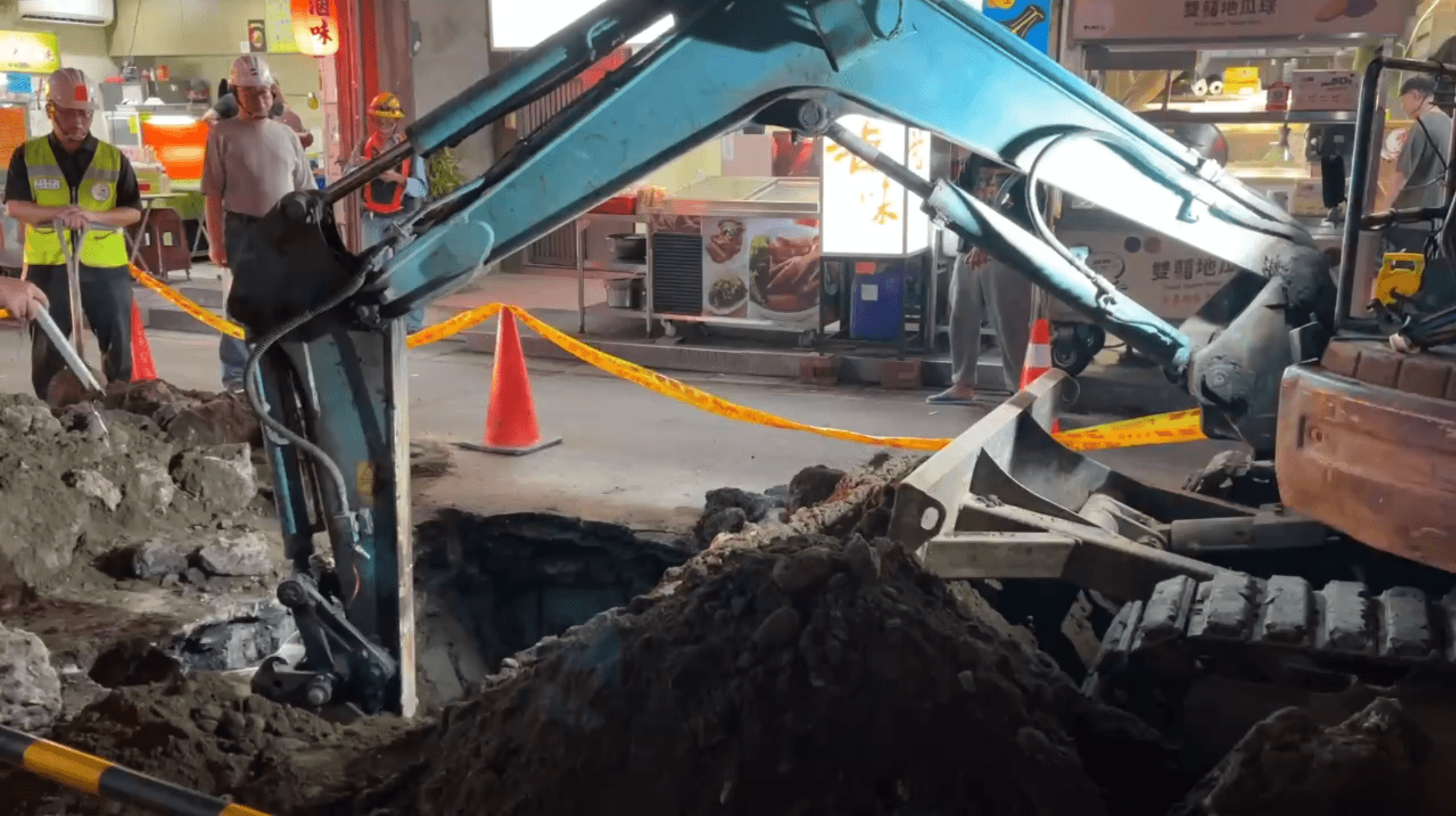 北市士林驚傳天坑！路面塌陷成一個洞　急封街開挖