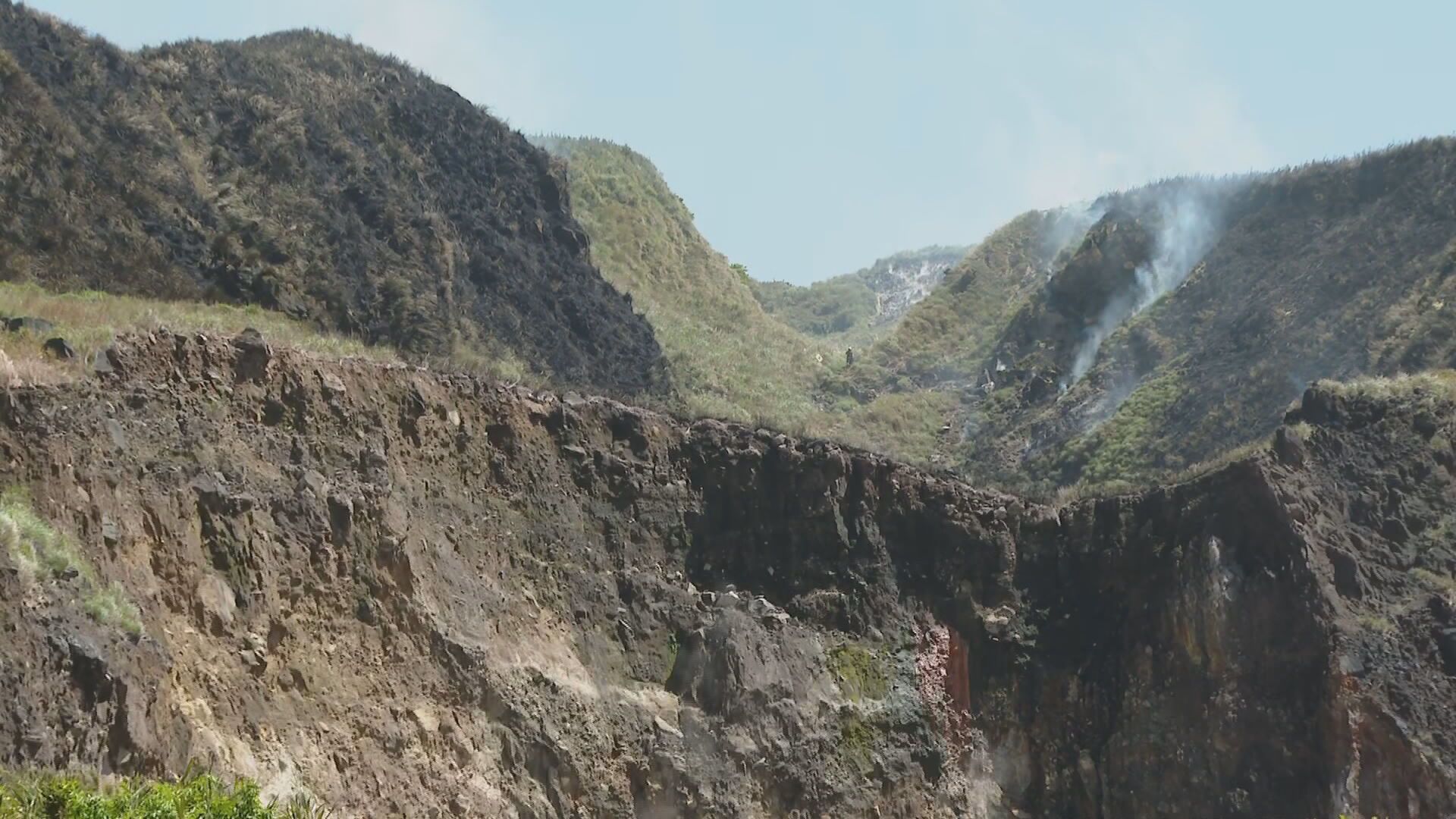 小油坑今（14日）發生火燒山。
