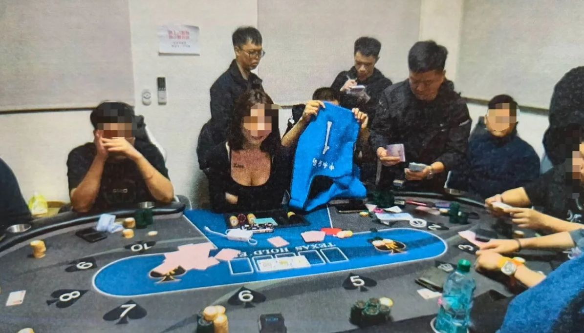 警方在中和某住宅破獲德州撲克賭場。（民眾提供）