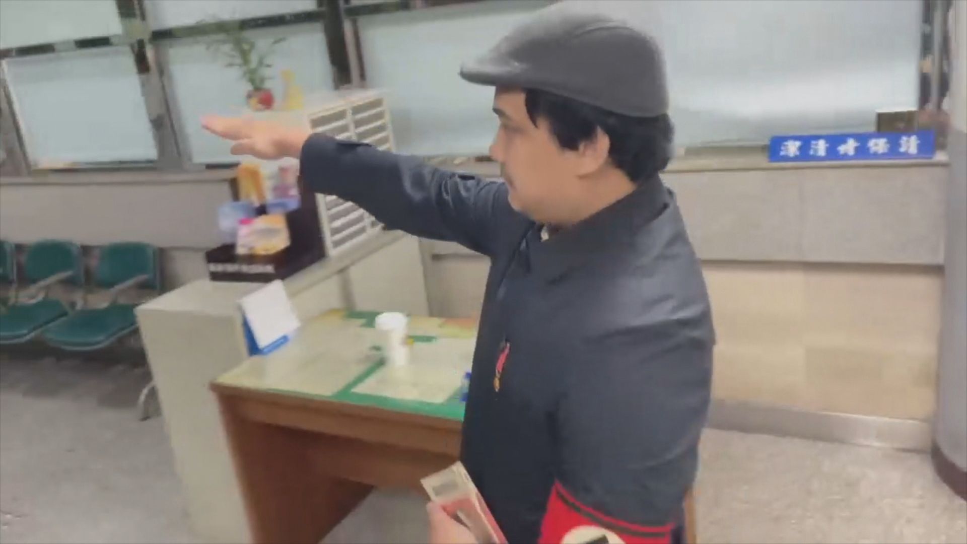 宋建樑在新北地檢署頻頻行納粹禮。（資料畫面）