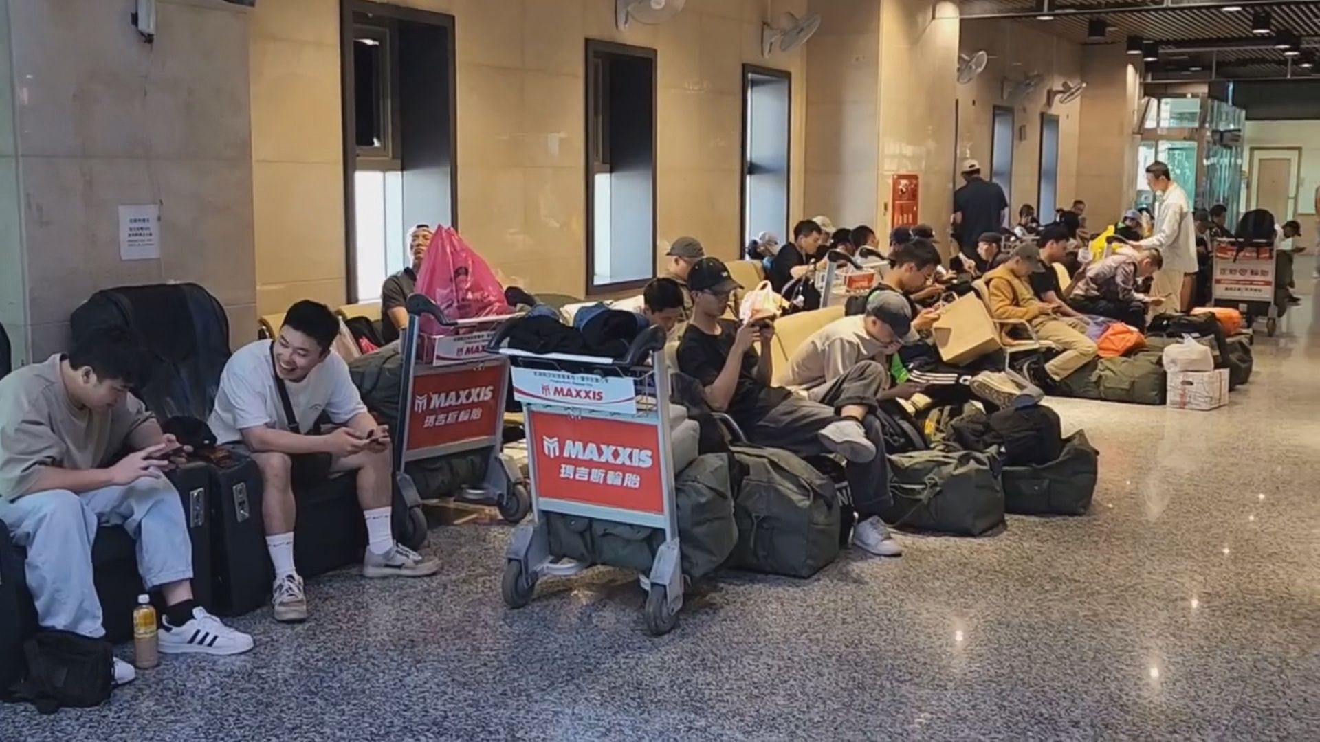 旅客在機場候機室等待。